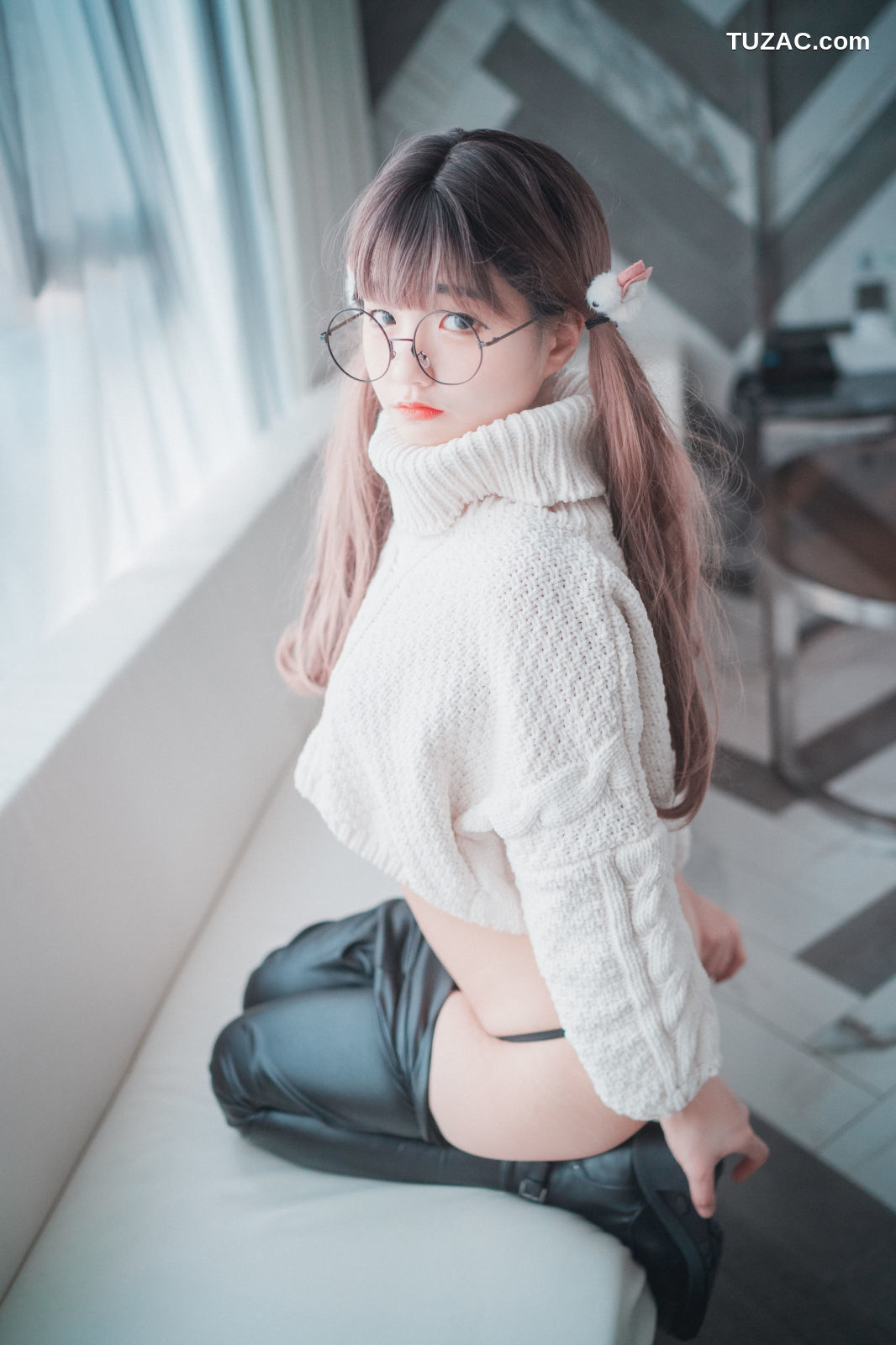 韩国美女-Jenny-정제니-宽松白毛衣黑紧身裤-Loose-and-Tight-White-DJAWA