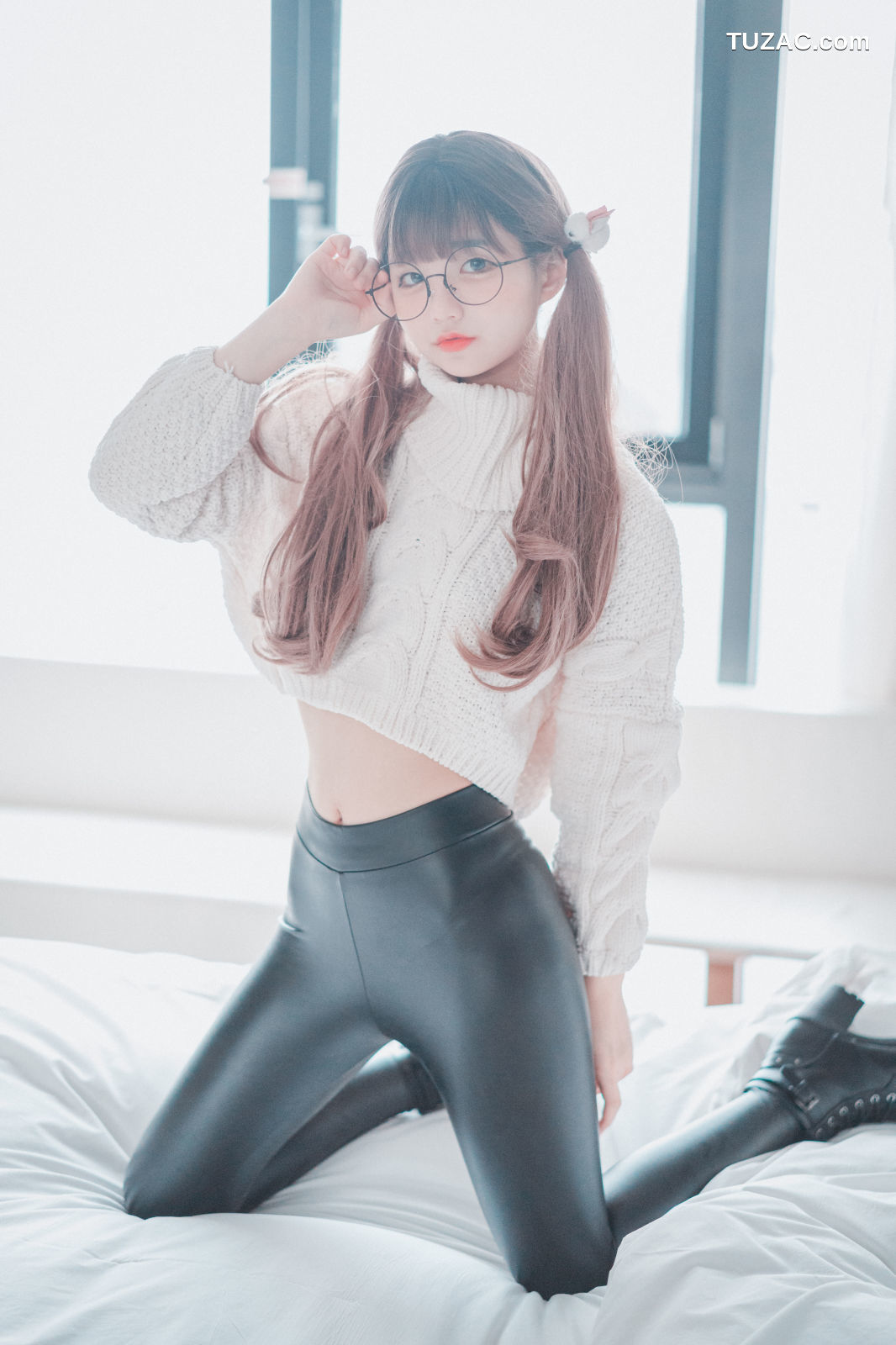 韩国美女-Jenny-정제니-宽松白毛衣黑紧身裤-Loose-and-Tight-White-DJAWA