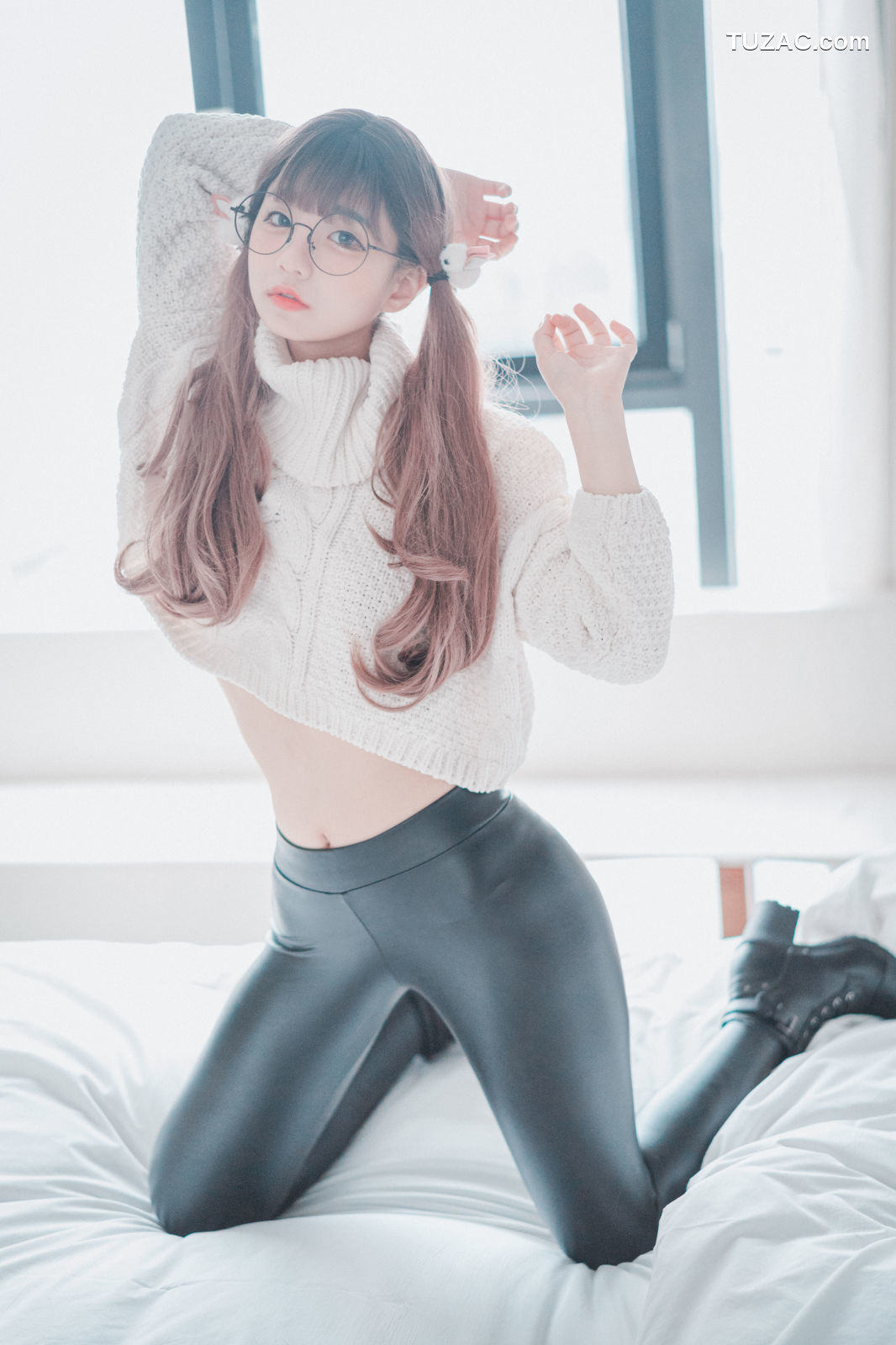 韩国美女-Jenny-정제니-宽松白毛衣黑紧身裤-Loose-and-Tight-White-DJAWA