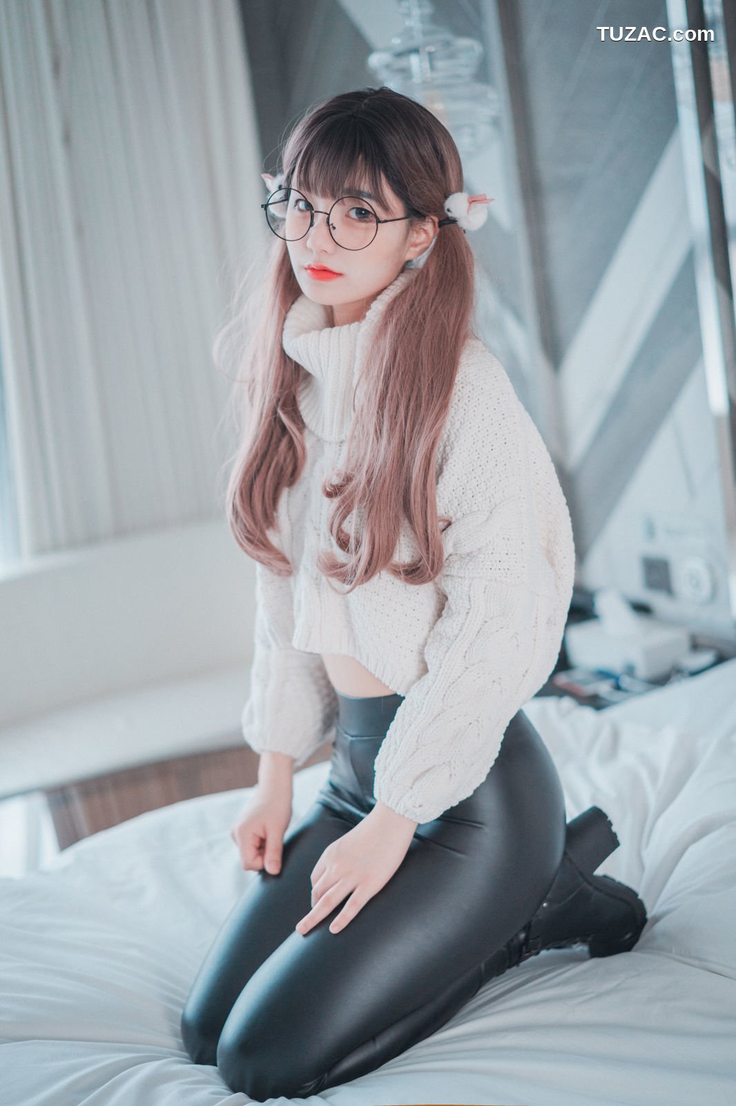 韩国美女-Jenny-정제니-宽松白毛衣黑紧身裤-Loose-and-Tight-White-DJAWA