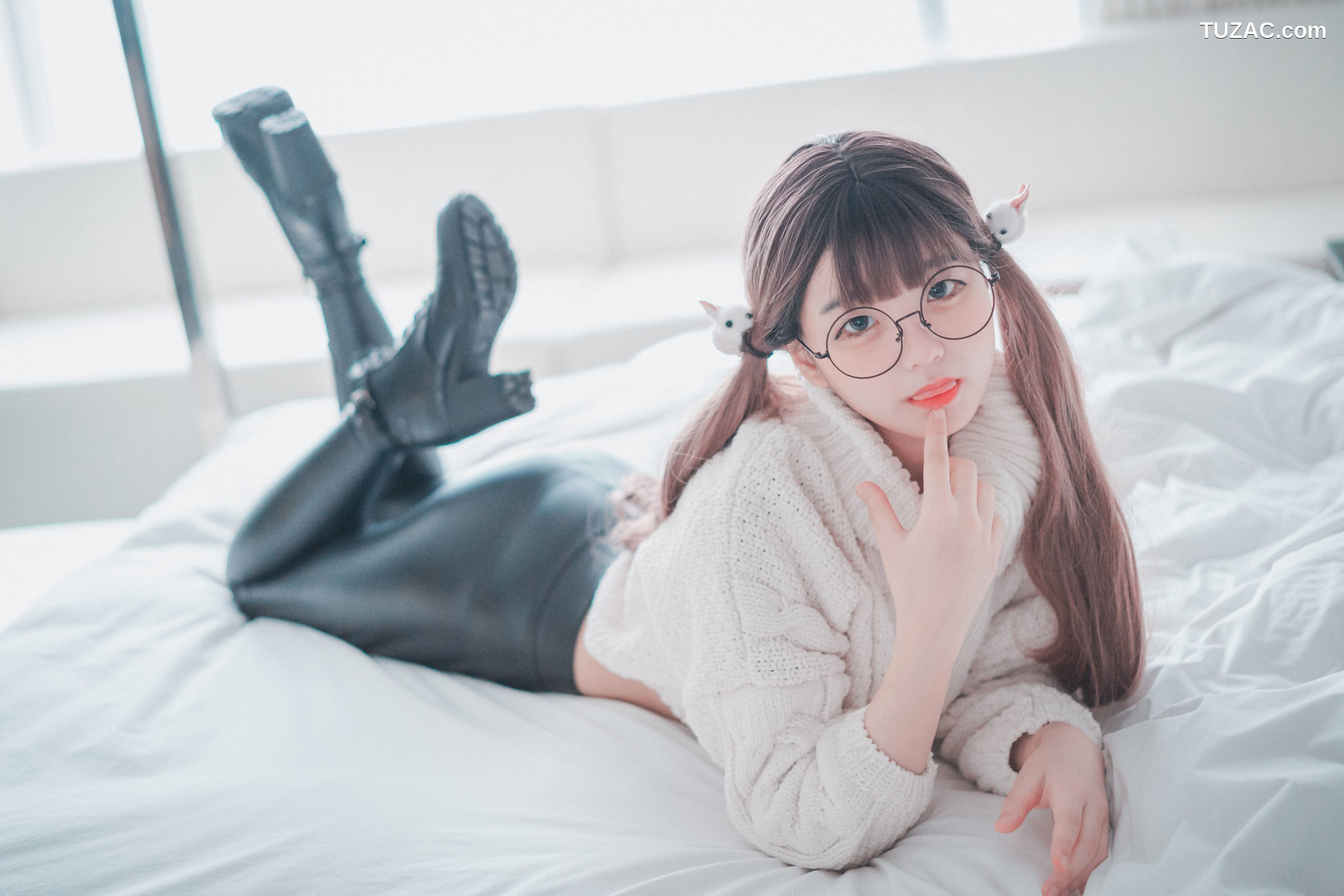 韩国美女-Jenny-정제니-宽松白毛衣黑紧身裤-Loose-and-Tight-White-DJAWA