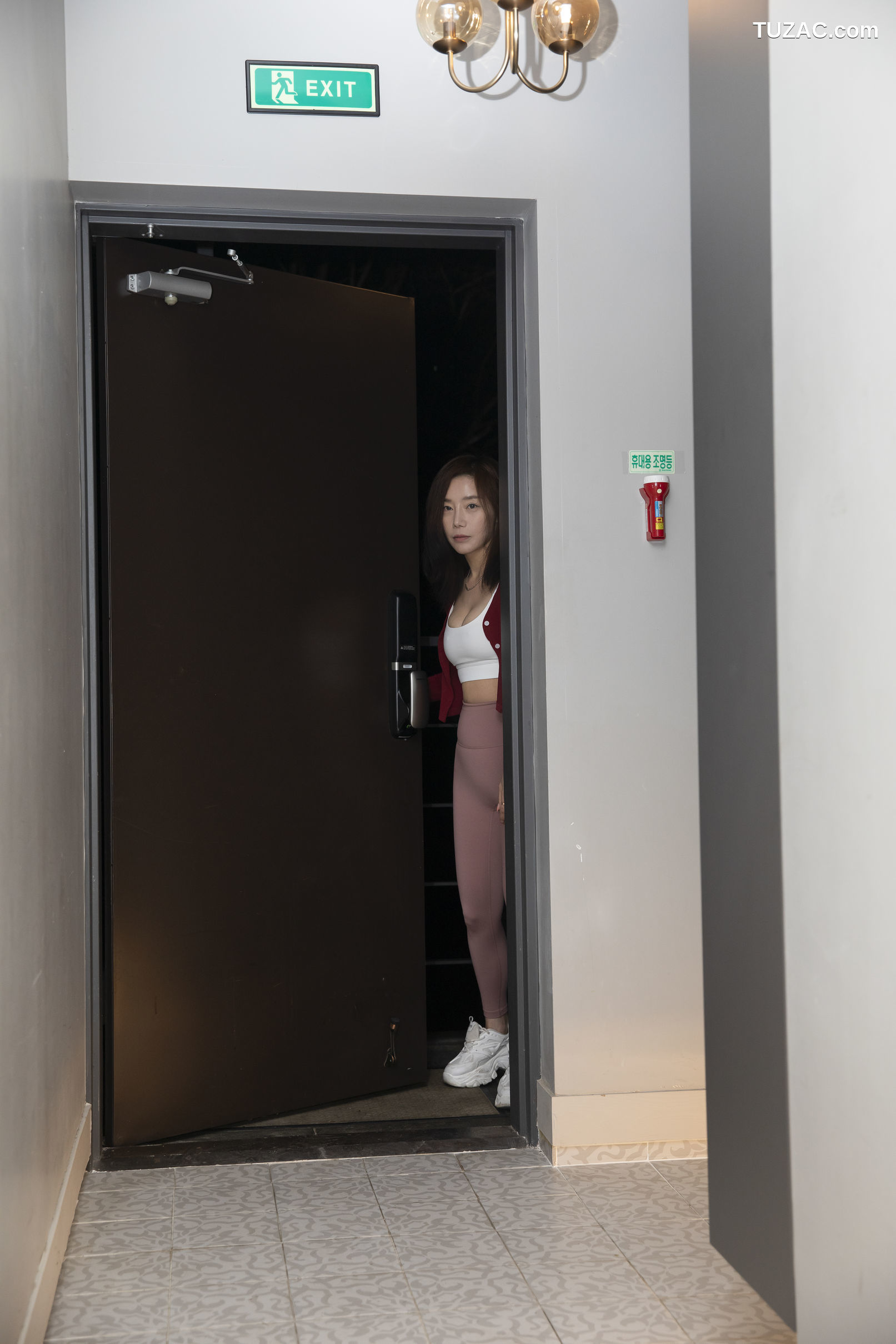 韩国美女-LeeHa-女看护系列-红衫白吊带粉红瑜伽裤无内-A-Helper-Series-S.1-BUNNY