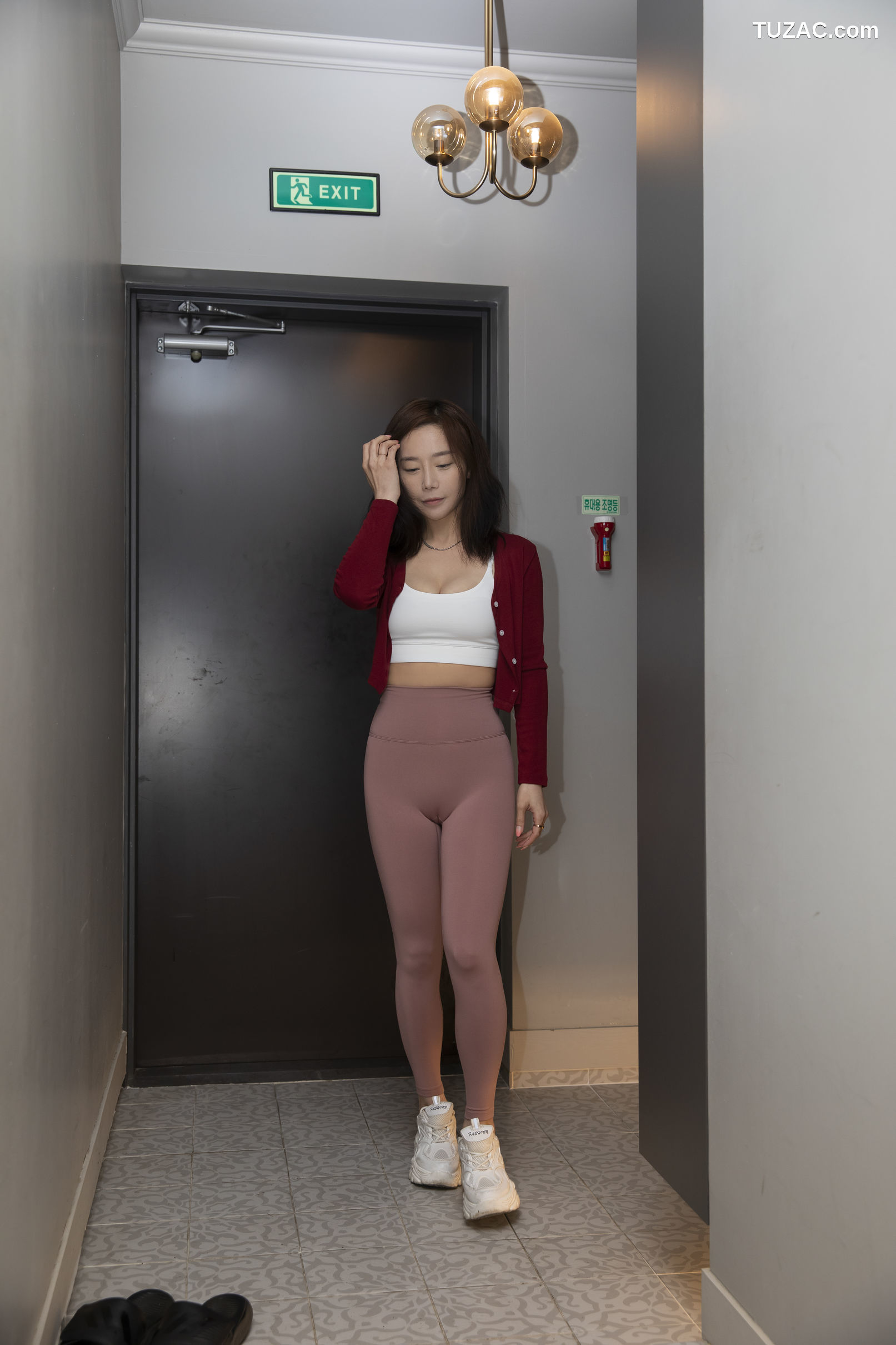 韩国美女-LeeHa-女看护系列-红衫白吊带粉红瑜伽裤无内-A-Helper-Series-S.1-BUNNY