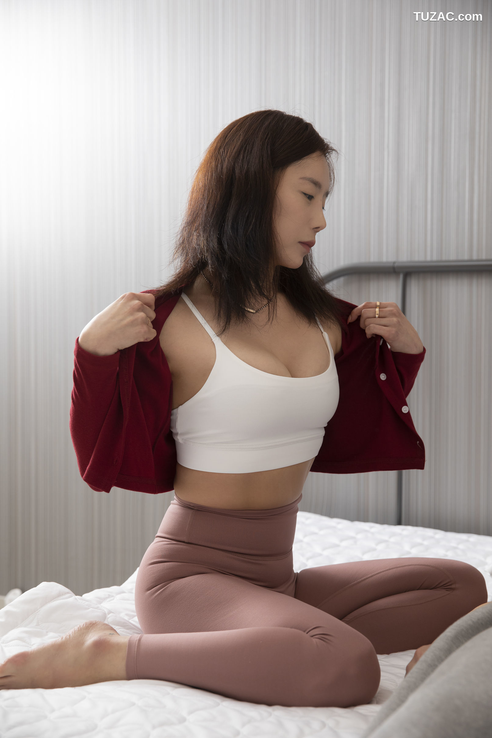 韩国美女-LeeHa-女看护系列-红衫白吊带粉红瑜伽裤无内-A-Helper-Series-S.1-BUNNY