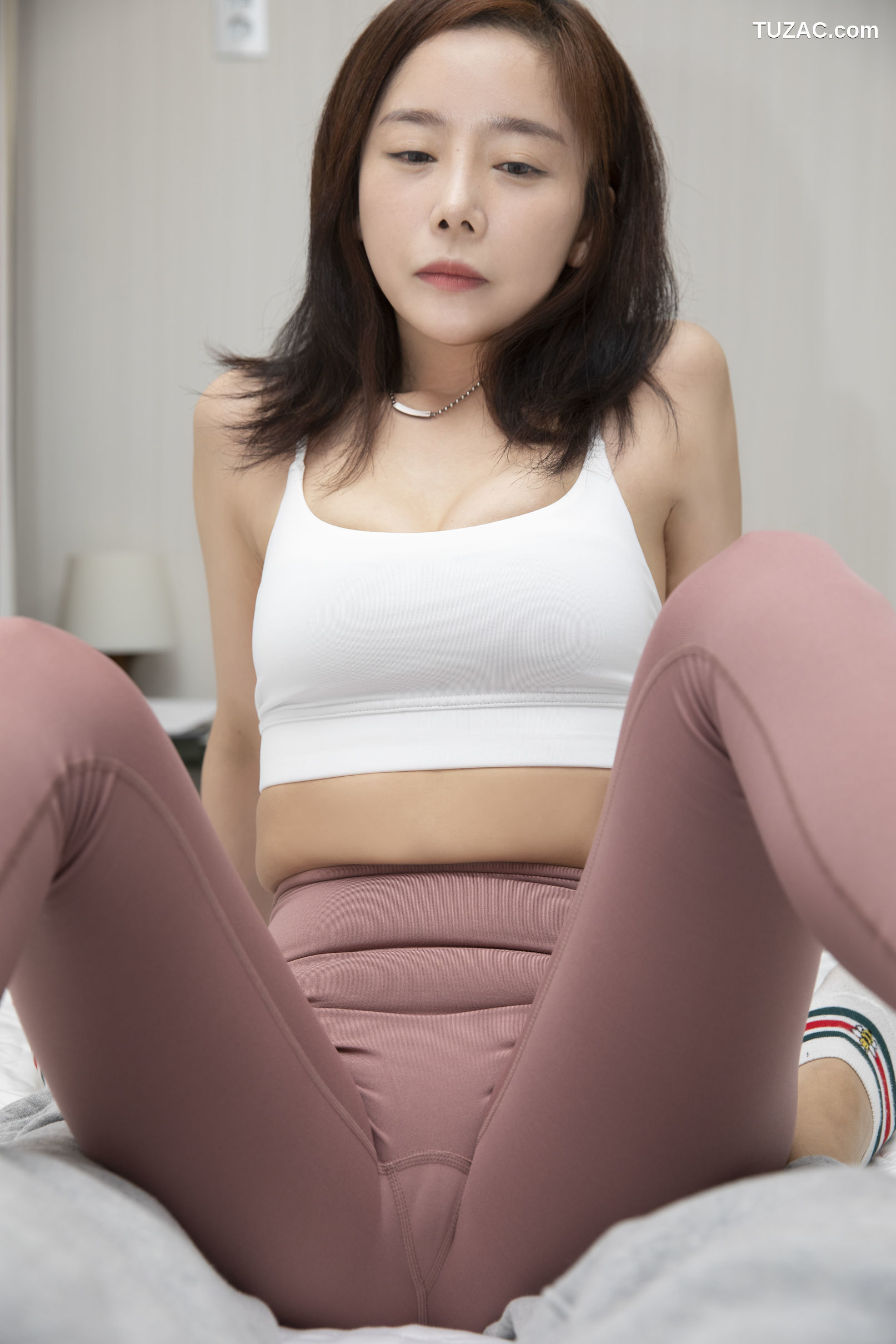 韩国美女-LeeHa-女看护系列-红衫白吊带粉红瑜伽裤无内-A-Helper-Series-S.1-BUNNY