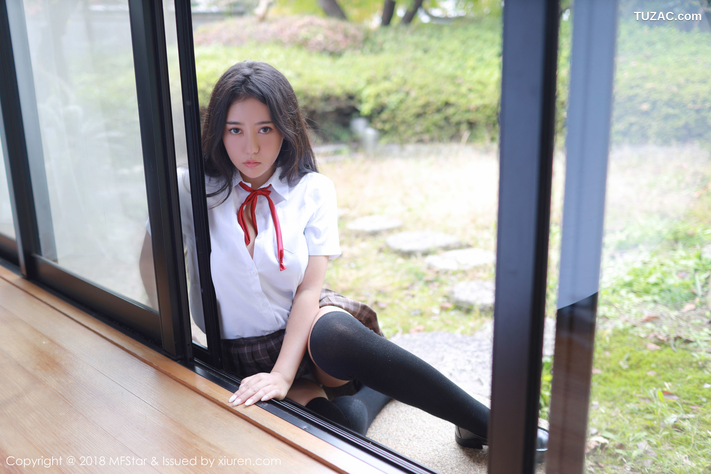 MFStar模范学院-163-Manuela玛鲁娜-日本旅拍-户外学生制服靓丽迷人