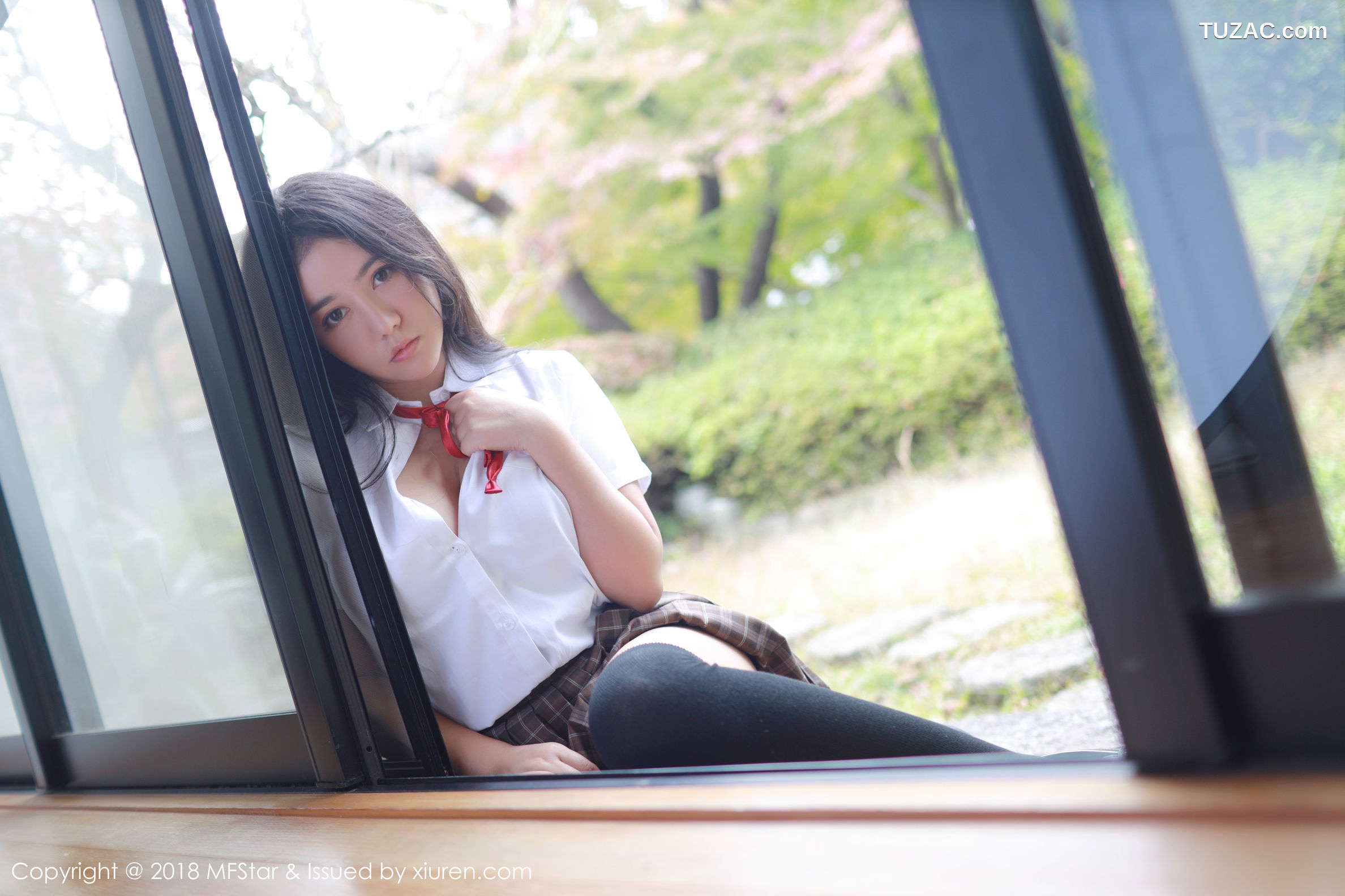 MFStar模范学院-163-Manuela玛鲁娜-日本旅拍-户外学生制服靓丽迷人