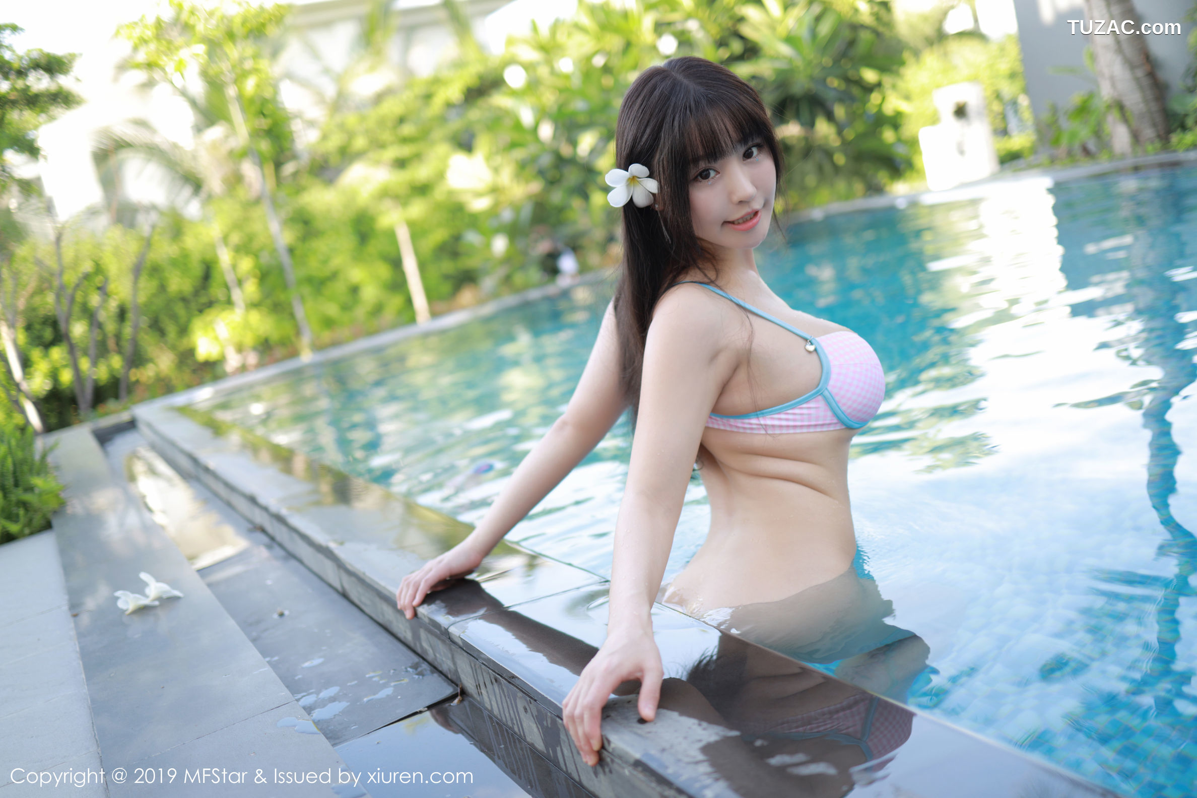 MFStar模范学院-194-朱可儿-泳池中的比基尼