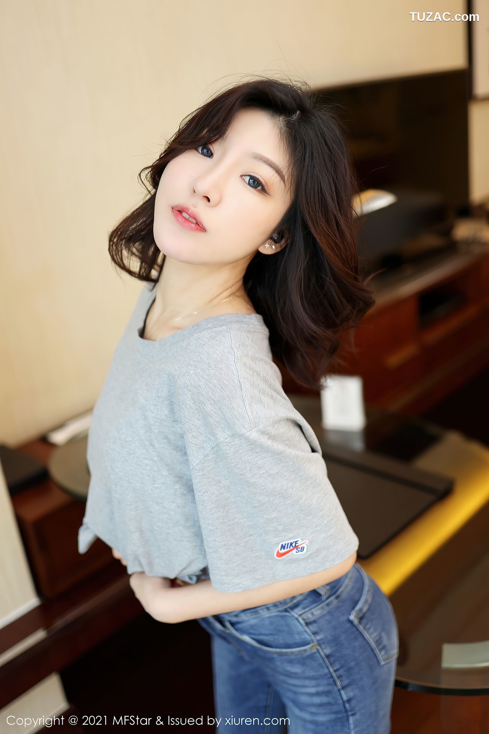 MFStar模范学院-474-人间荒糖-紧身牛仔裤白嫩翘臀-2021.03.26