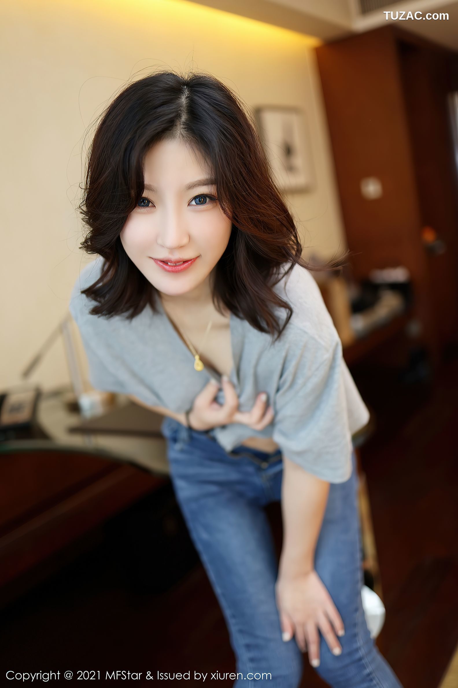 MFStar模范学院-474-人间荒糖-紧身牛仔裤白嫩翘臀-2021.03.26