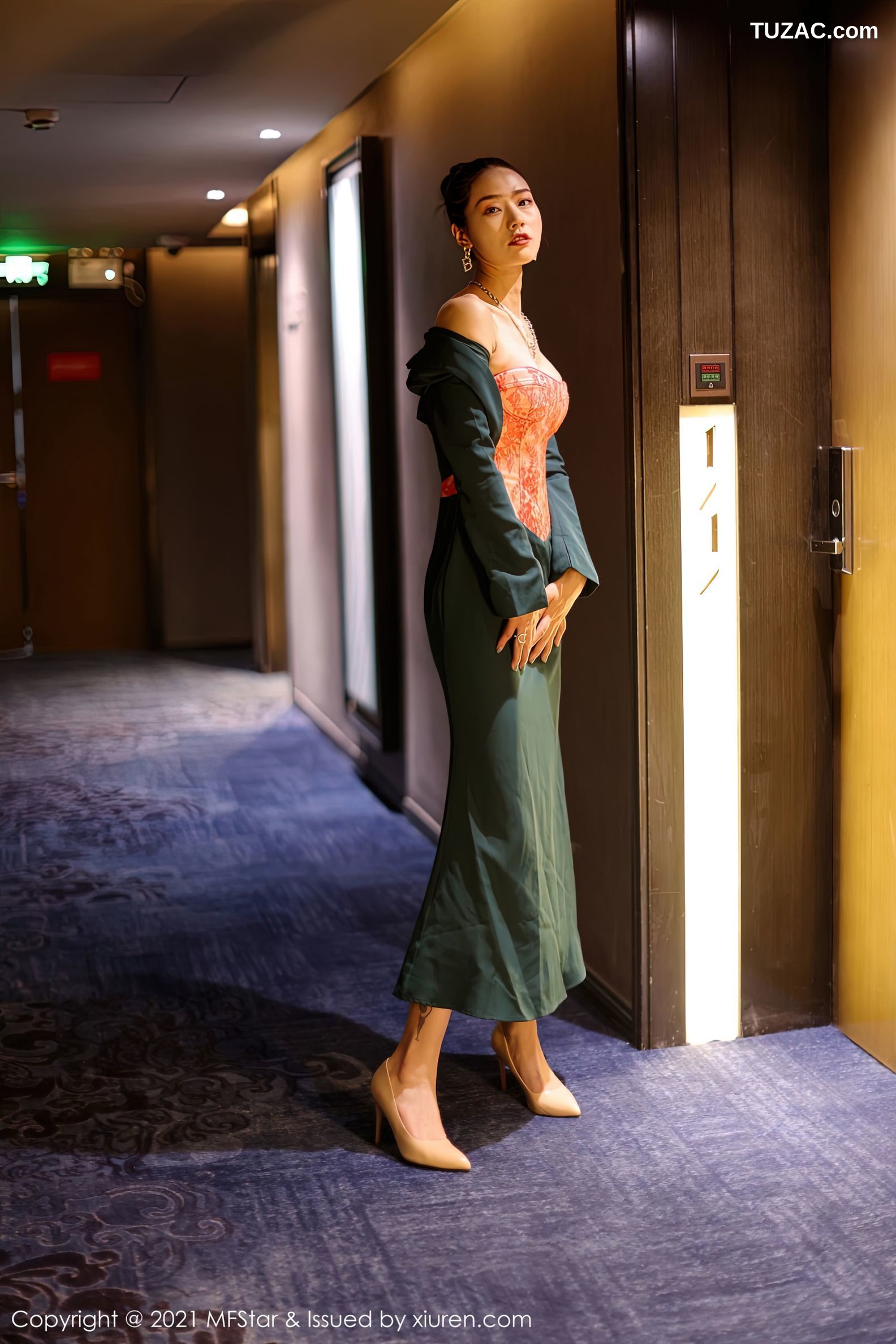 MFStar模范学院-500-方子萱-典雅抹胸礼裙-2021.06.02