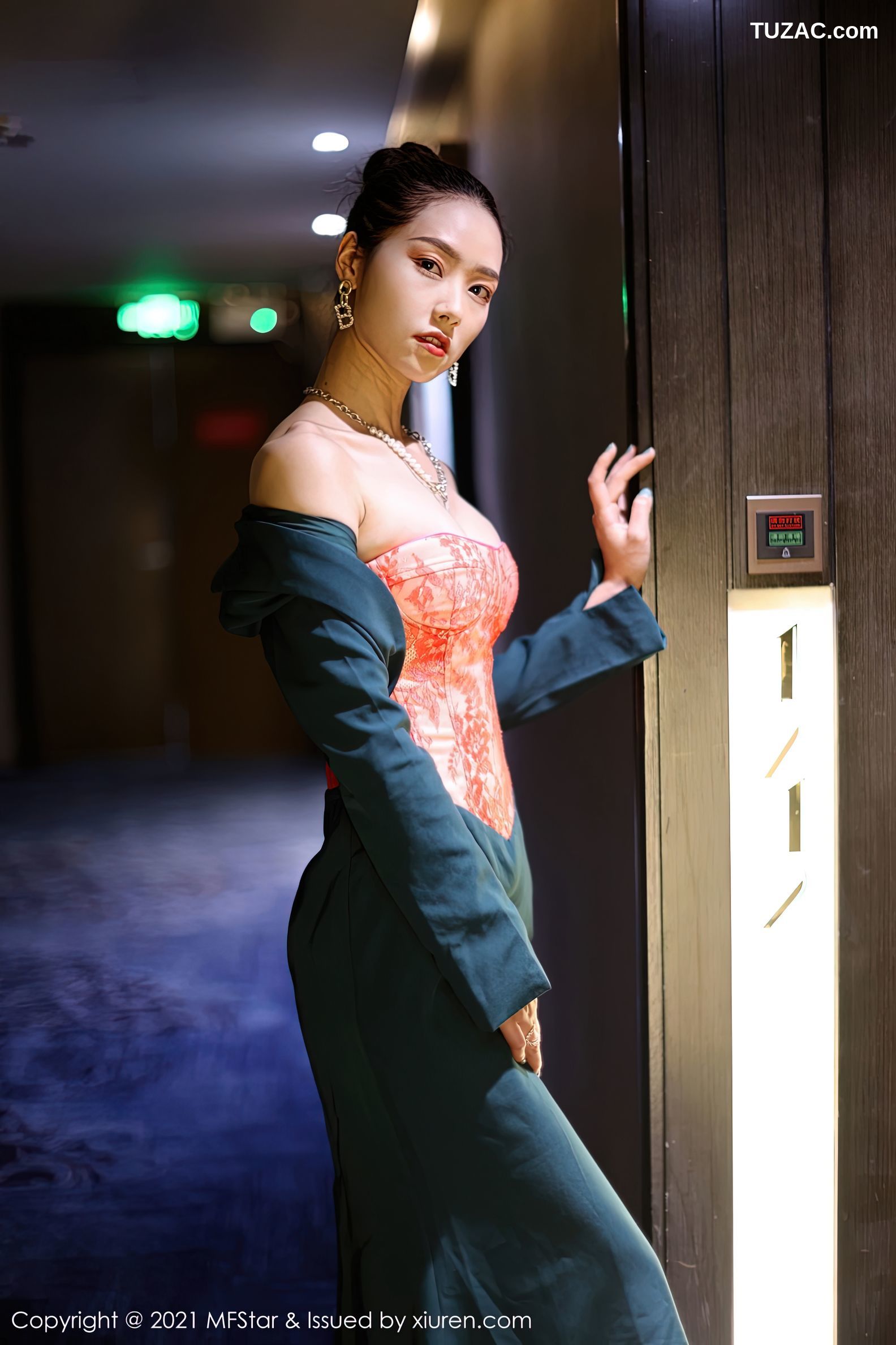 MFStar模范学院-500-方子萱-典雅抹胸礼裙-2021.06.02