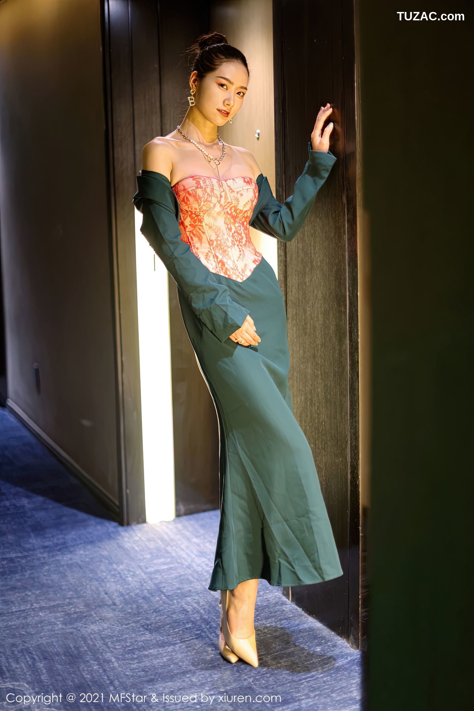 MFStar模范学院-500-方子萱-典雅抹胸礼裙-2021.06.02