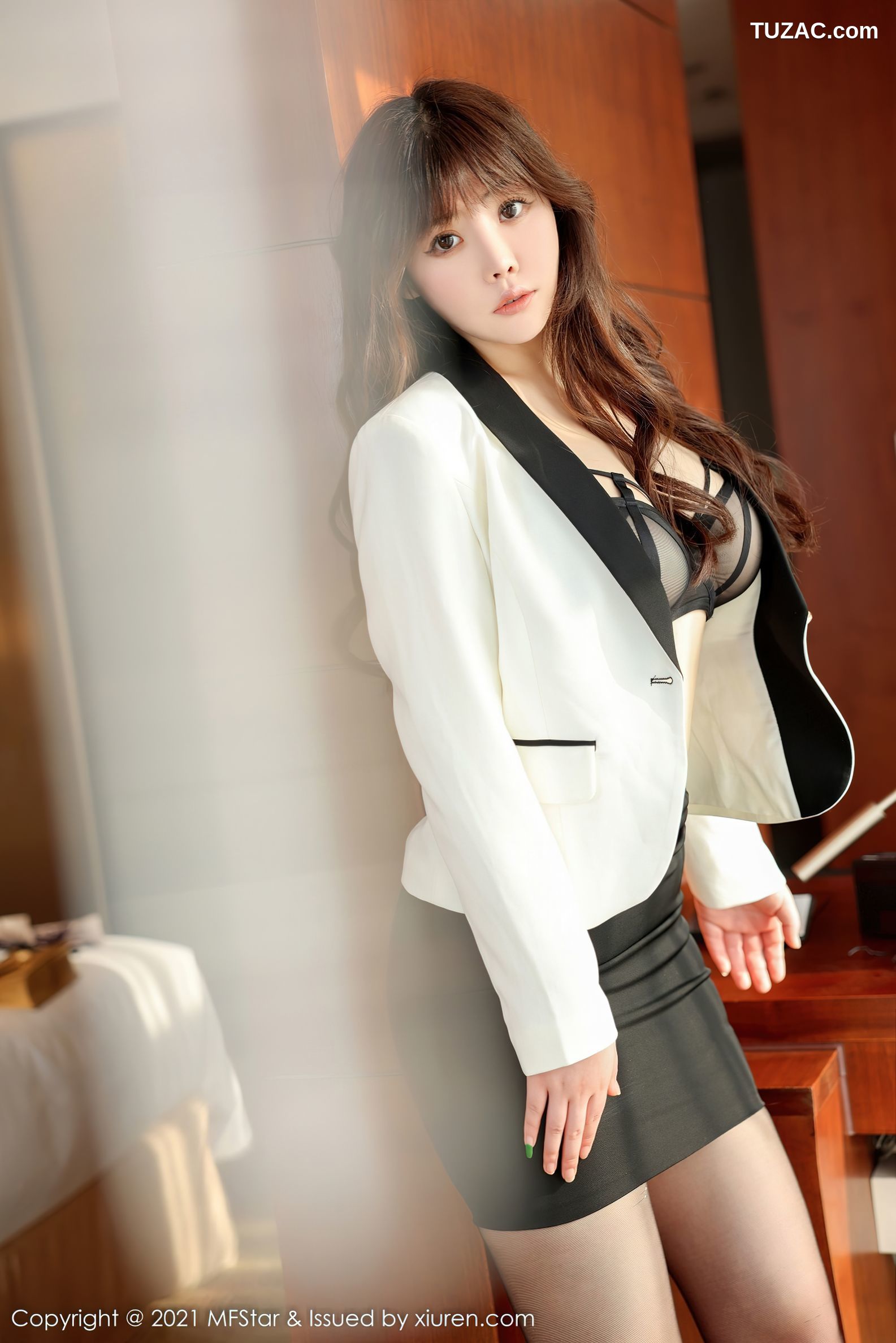 MFStar模范学院-547-徐媛媛-职业OL装主题短裙黑丝-2021.12.20