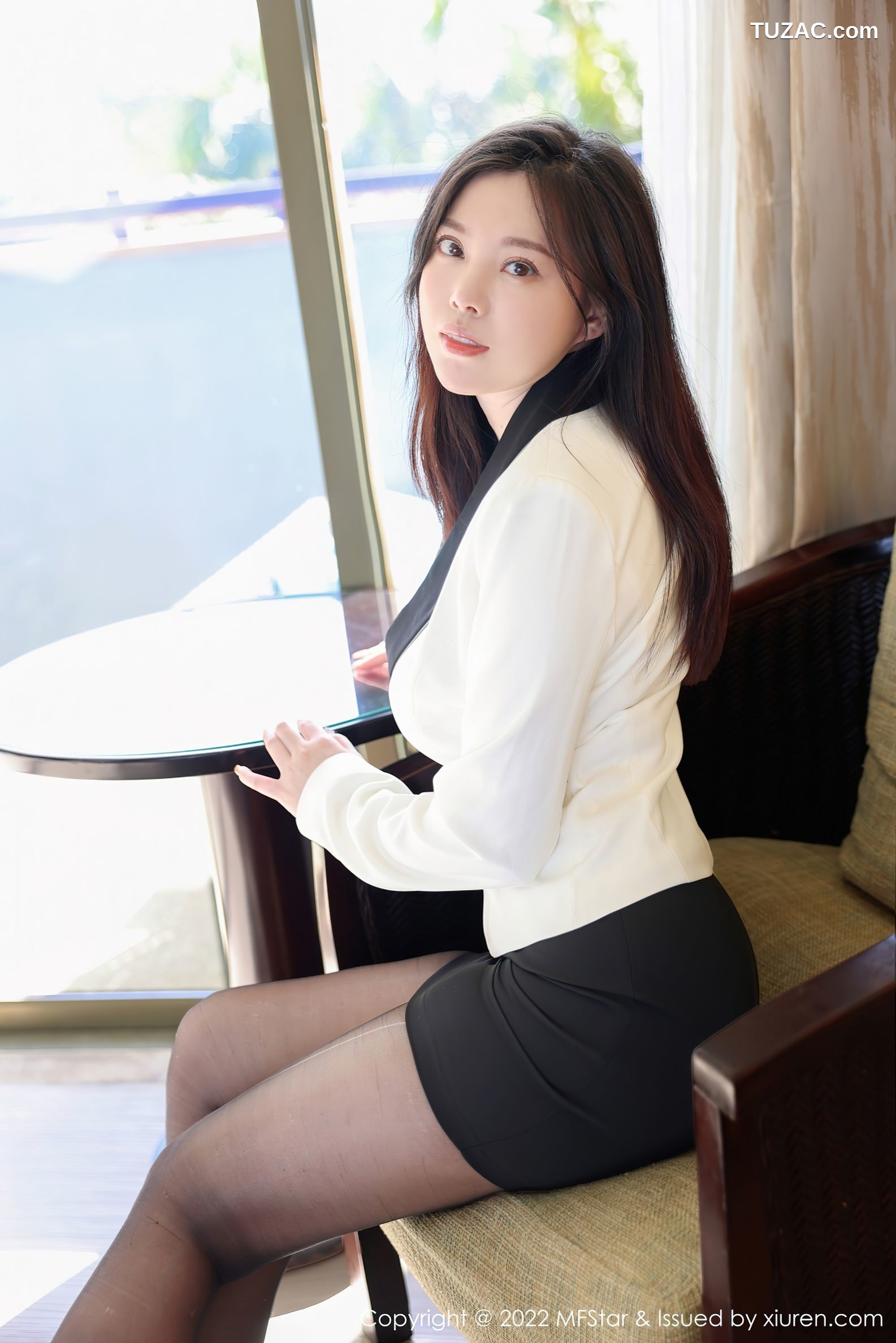 MFStar模范学院-549-白茹雪-海南旅拍白外套黑丝-2022.01.24