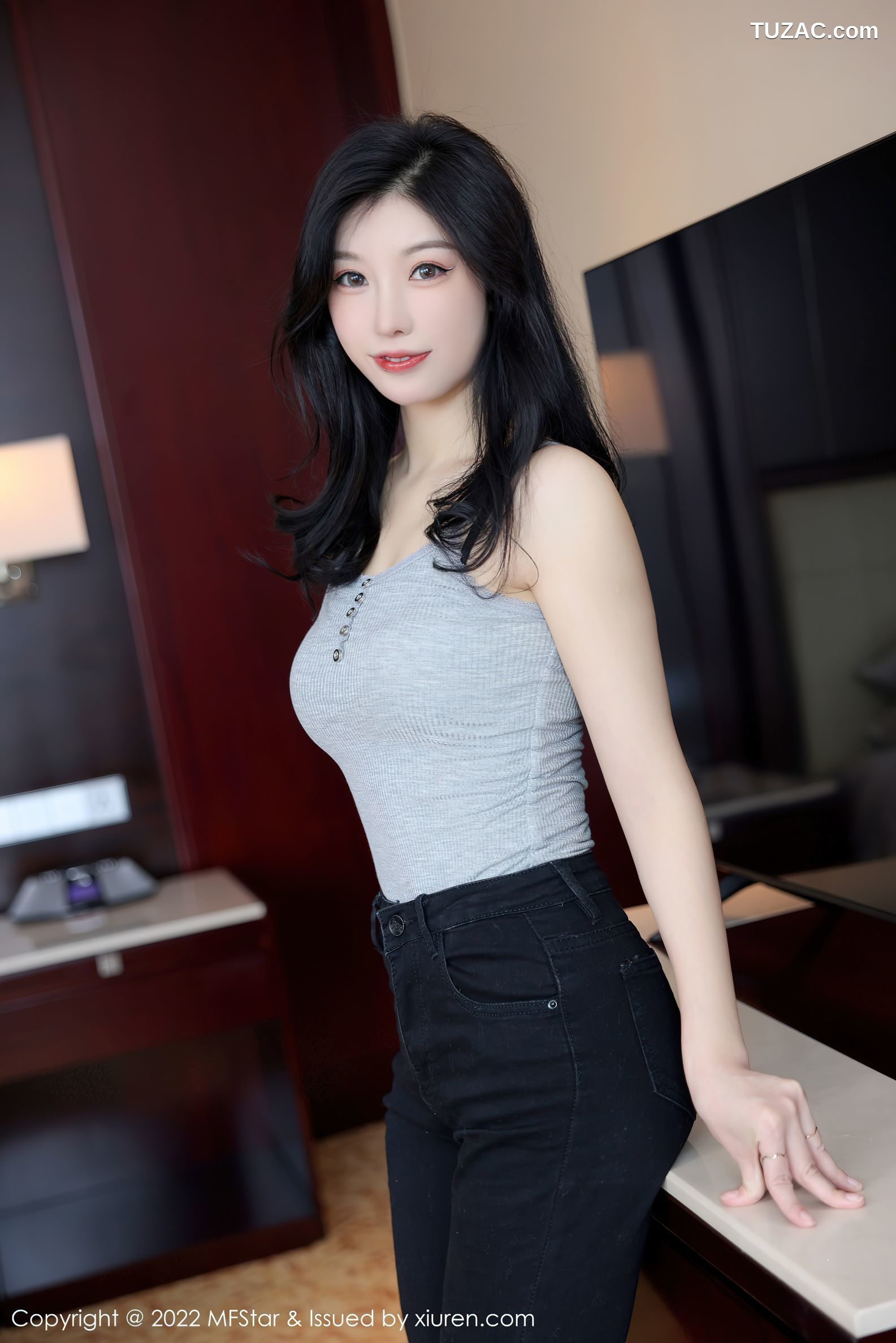 MFStar模范学院-557-人间荒糖-浅灰色上衣黑色牛仔裤蕾丝内裤-2022.03.09