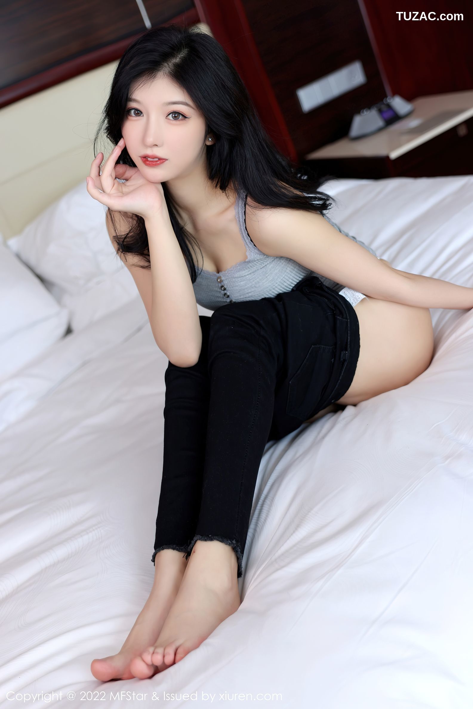MFStar模范学院-557-人间荒糖-浅灰色上衣黑色牛仔裤蕾丝内裤-2022.03.09