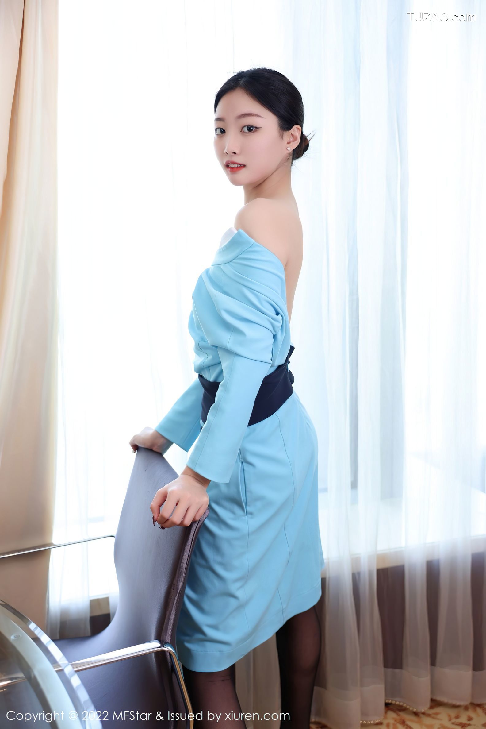 MFStar模范学院-562-韩好甜-蓝色连衣短裙黑丝-2022.03.21