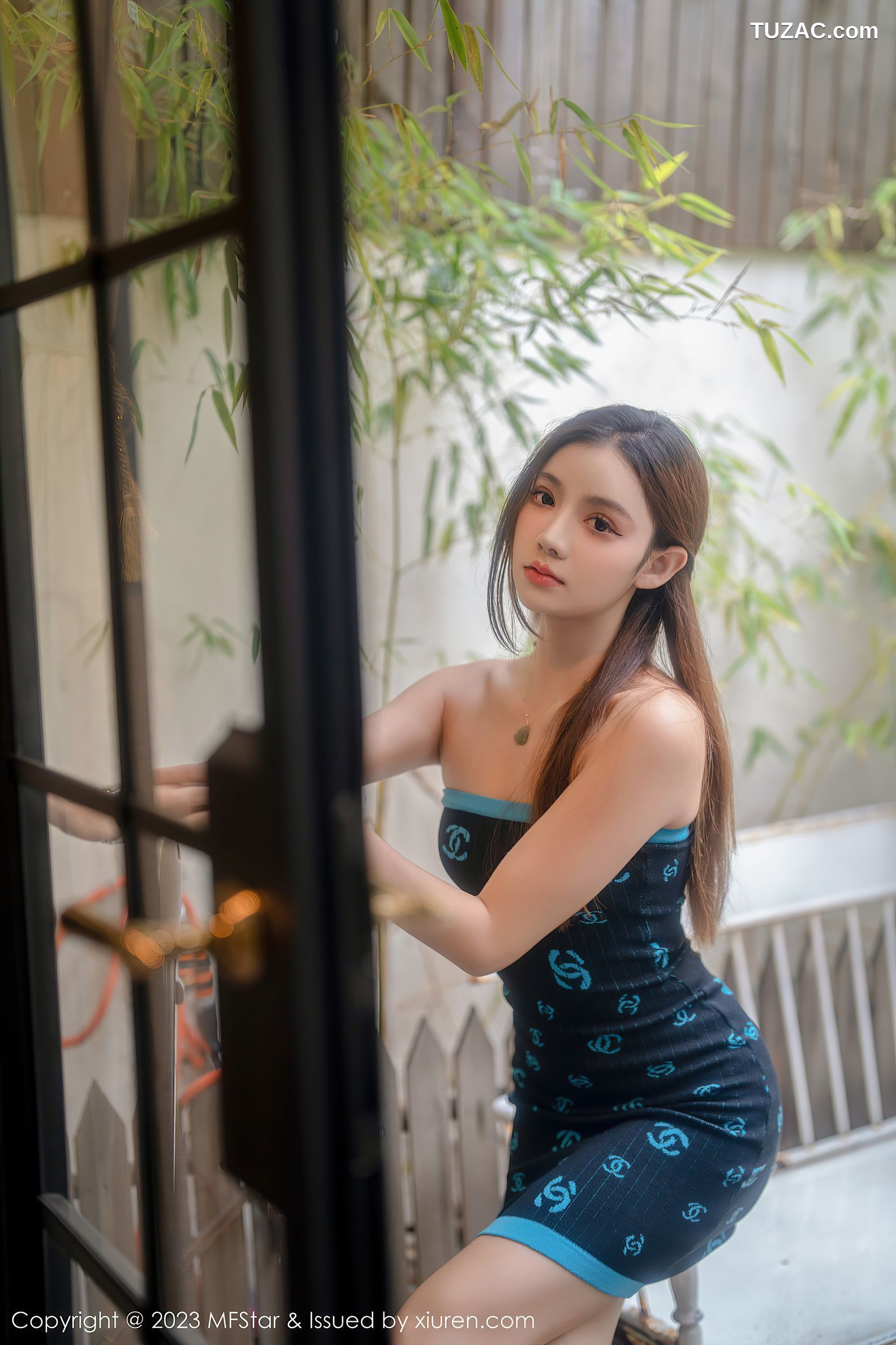 MFStar模范学院-586-加朵babe-深色露肩连衣短裙