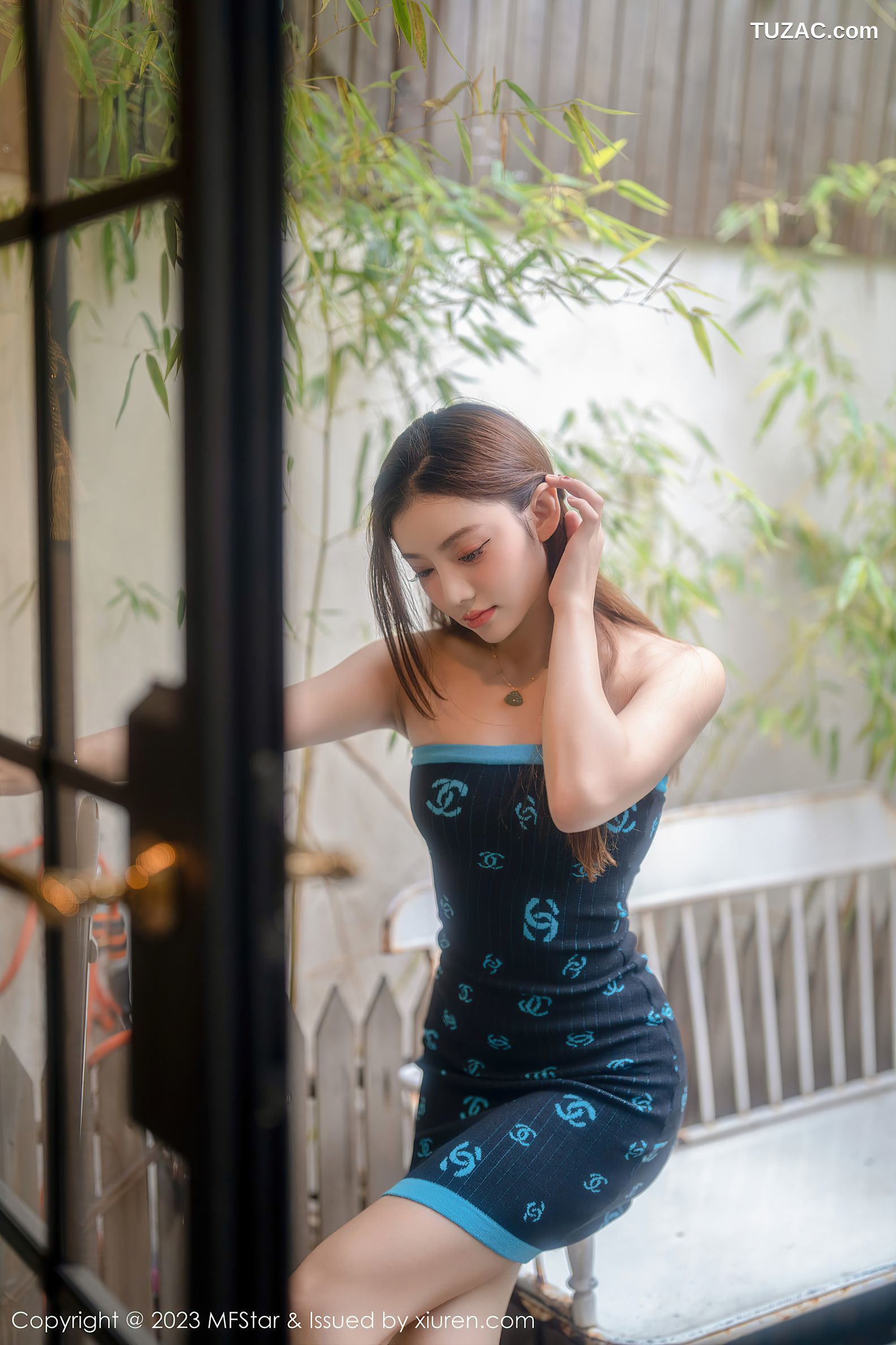 MFStar模范学院-586-加朵babe-深色露肩连衣短裙