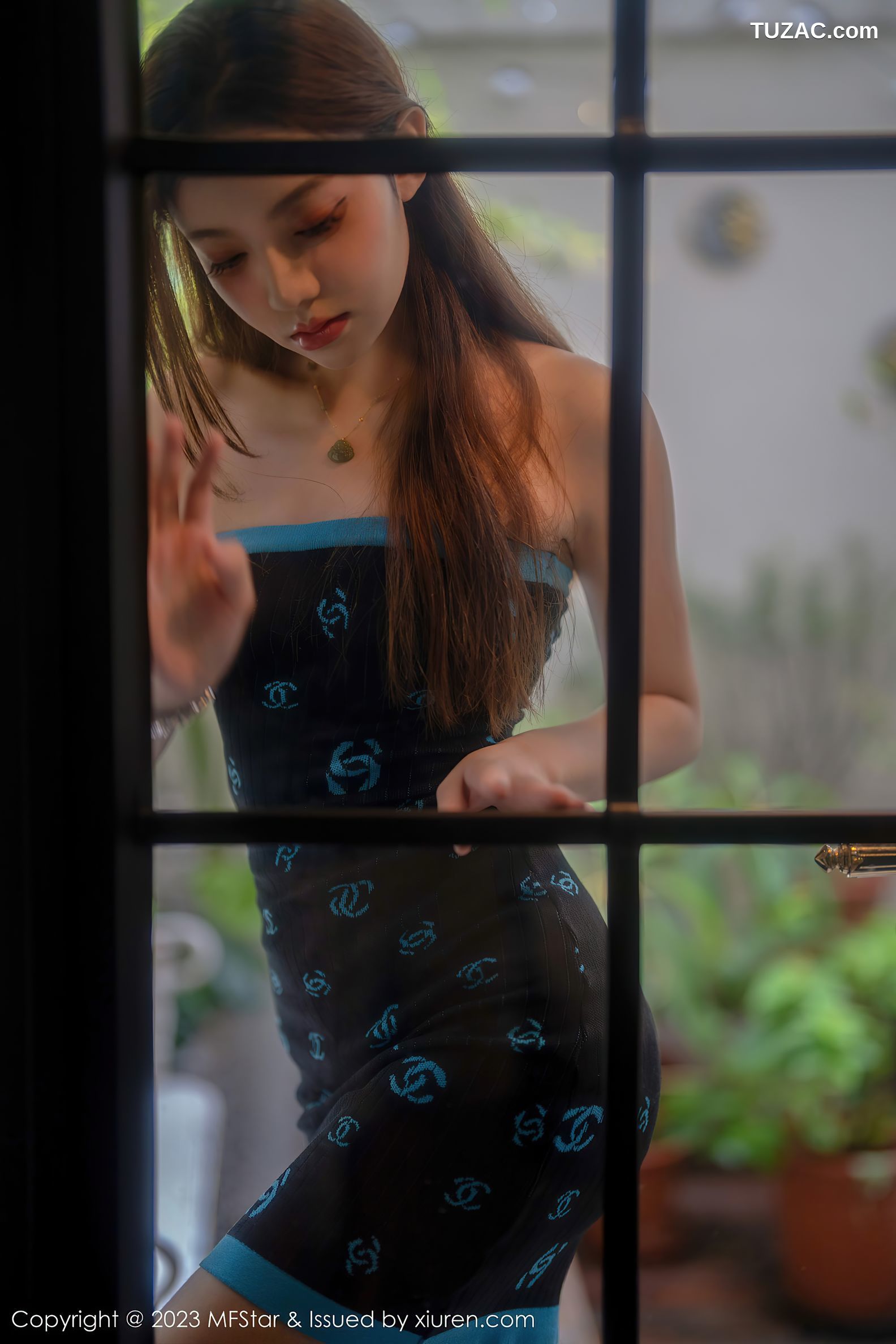 MFStar模范学院-586-加朵babe-深色露肩连衣短裙