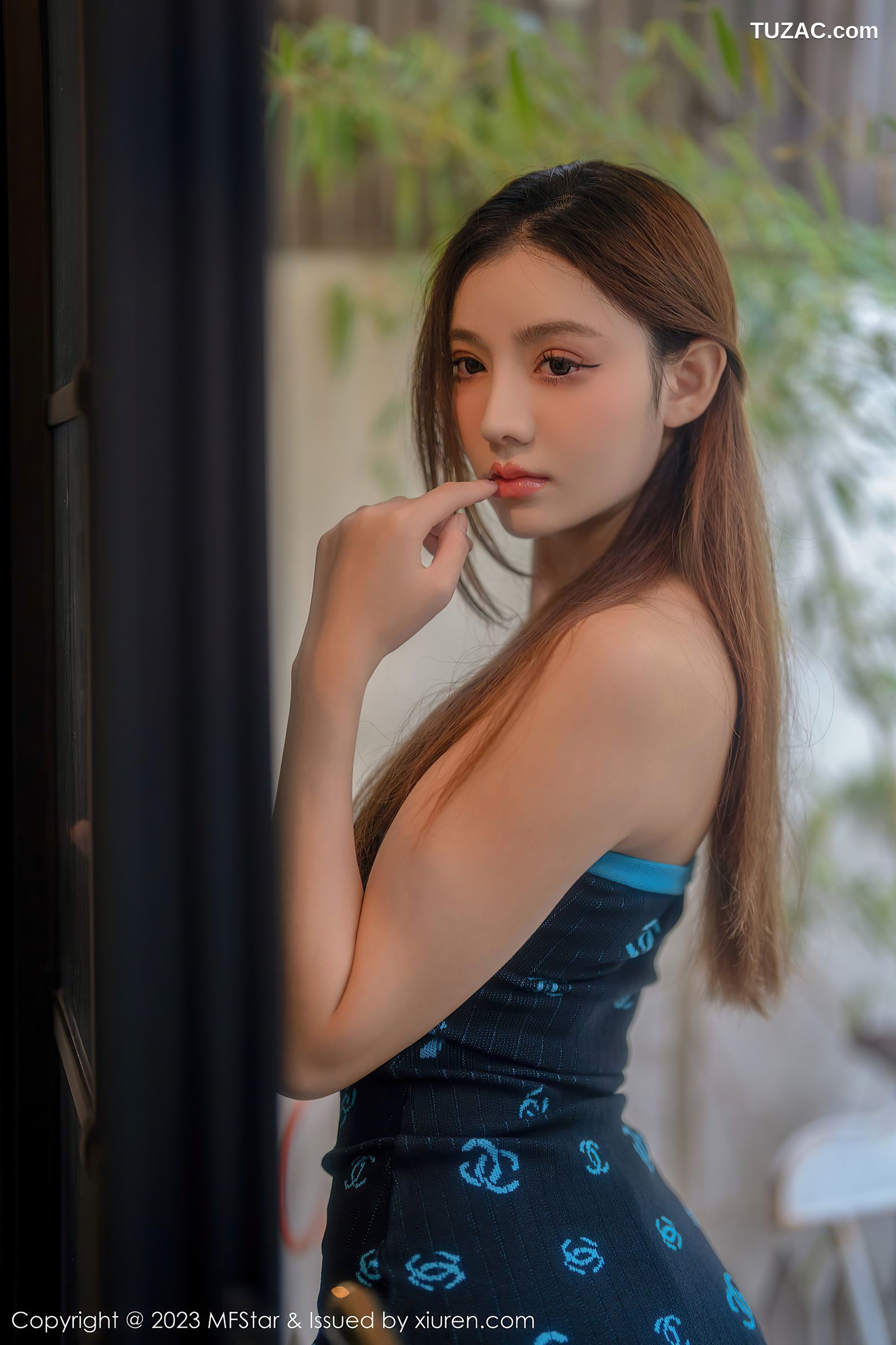 MFStar模范学院-586-加朵babe-深色露肩连衣短裙