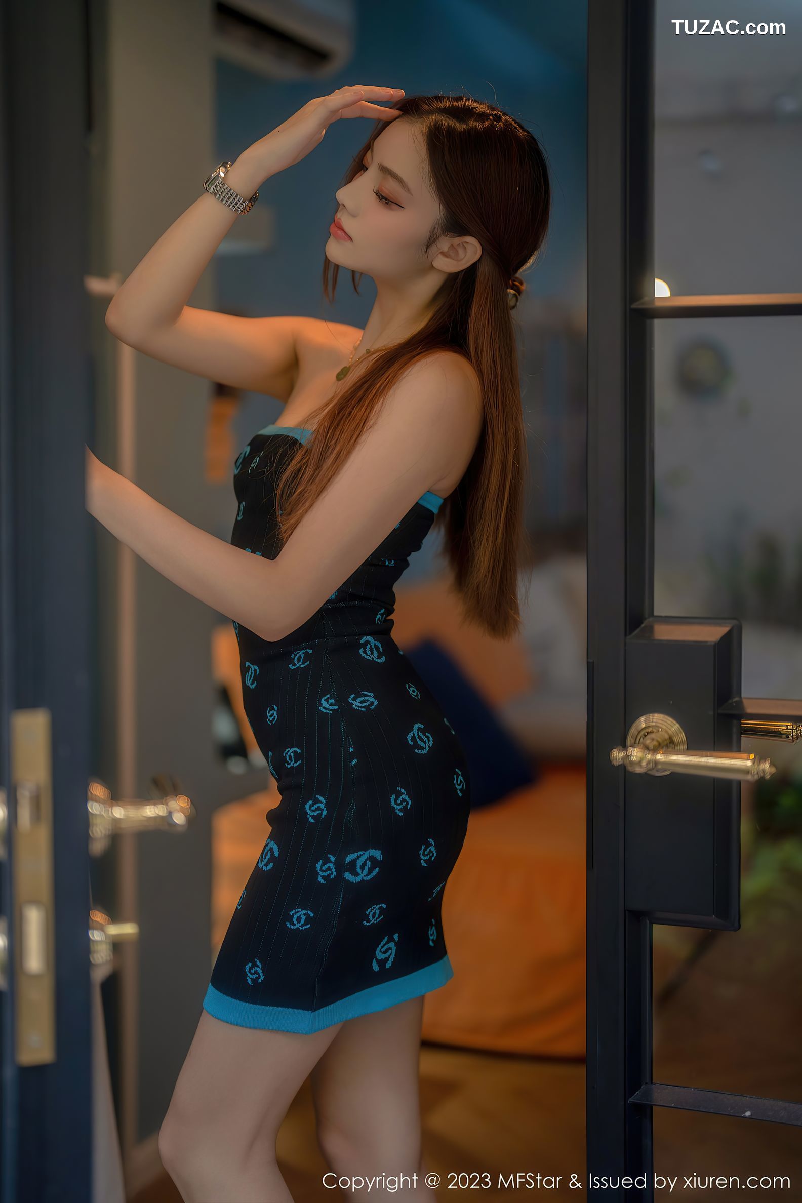 MFStar模范学院-586-加朵babe-深色露肩连衣短裙