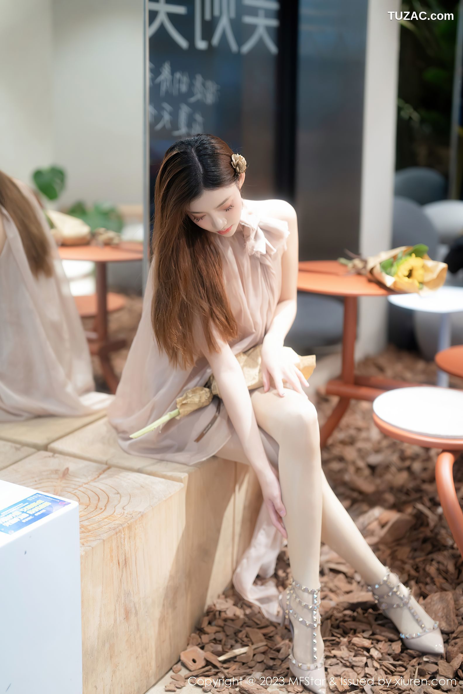 MFStar模范学院-603-加朵babe-米色露肩连衣纱裙美腿