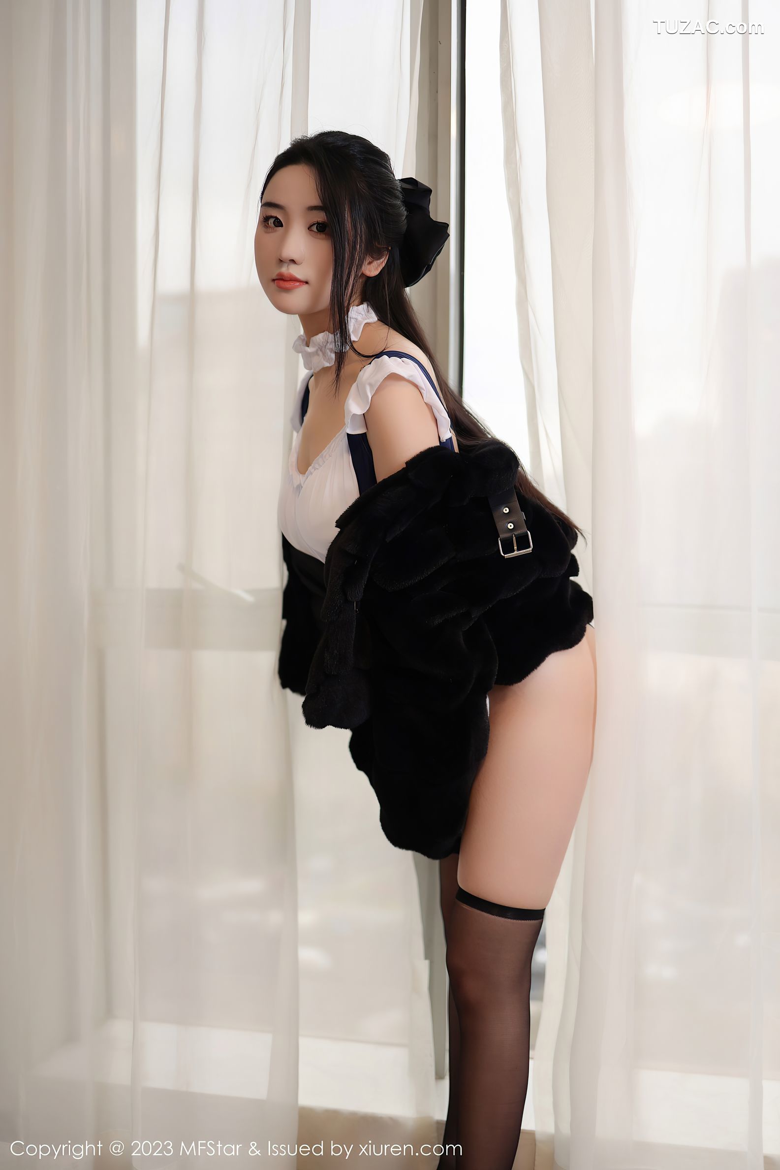 MFStar模范学院-609-汐汐爱吃草莓-黑白拼色女仆服饰