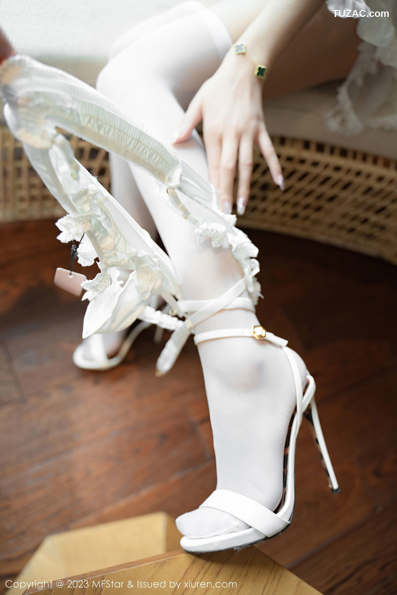 MFStar模范学院-613-杨可可coco-白色情趣内衣-白色丝袜