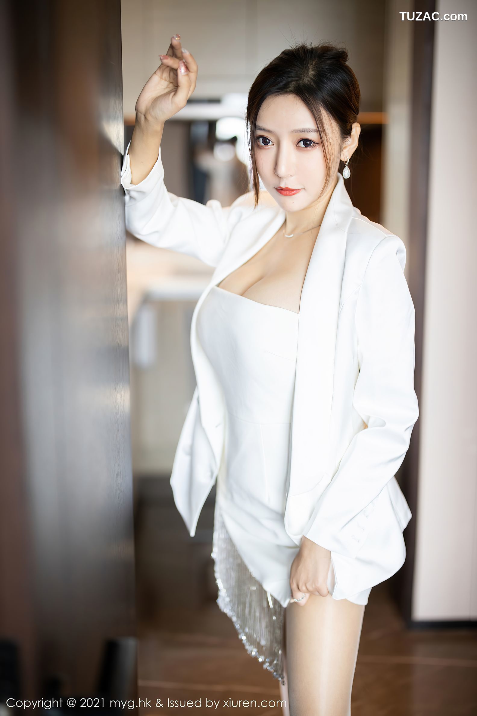 MyGirl美媛馆-541-王馨瑶Yanni-江浙沪旅拍白外套抹胸短裙-2021.06.17