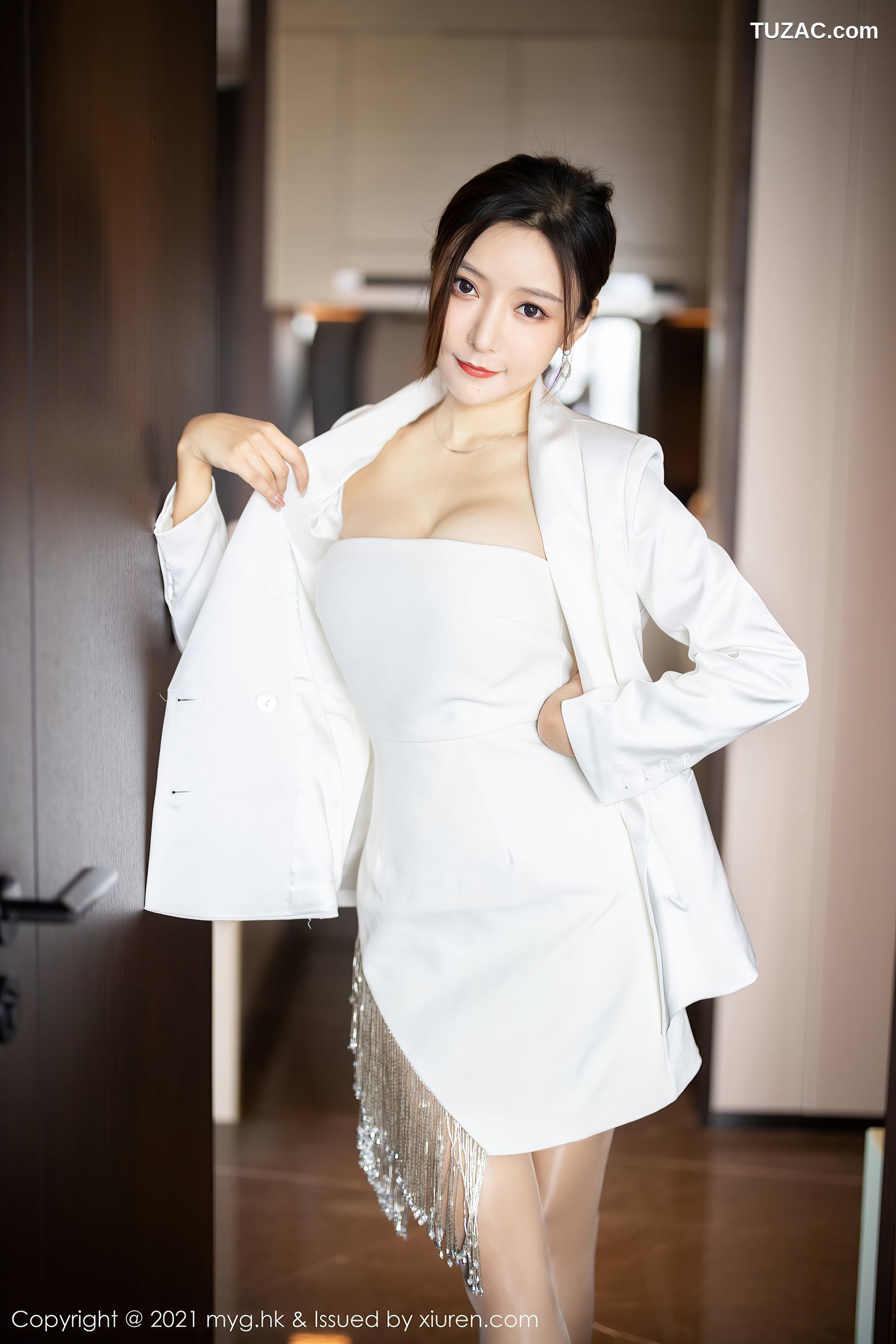 MyGirl美媛馆-541-王馨瑶Yanni-江浙沪旅拍白外套抹胸短裙-2021.06.17