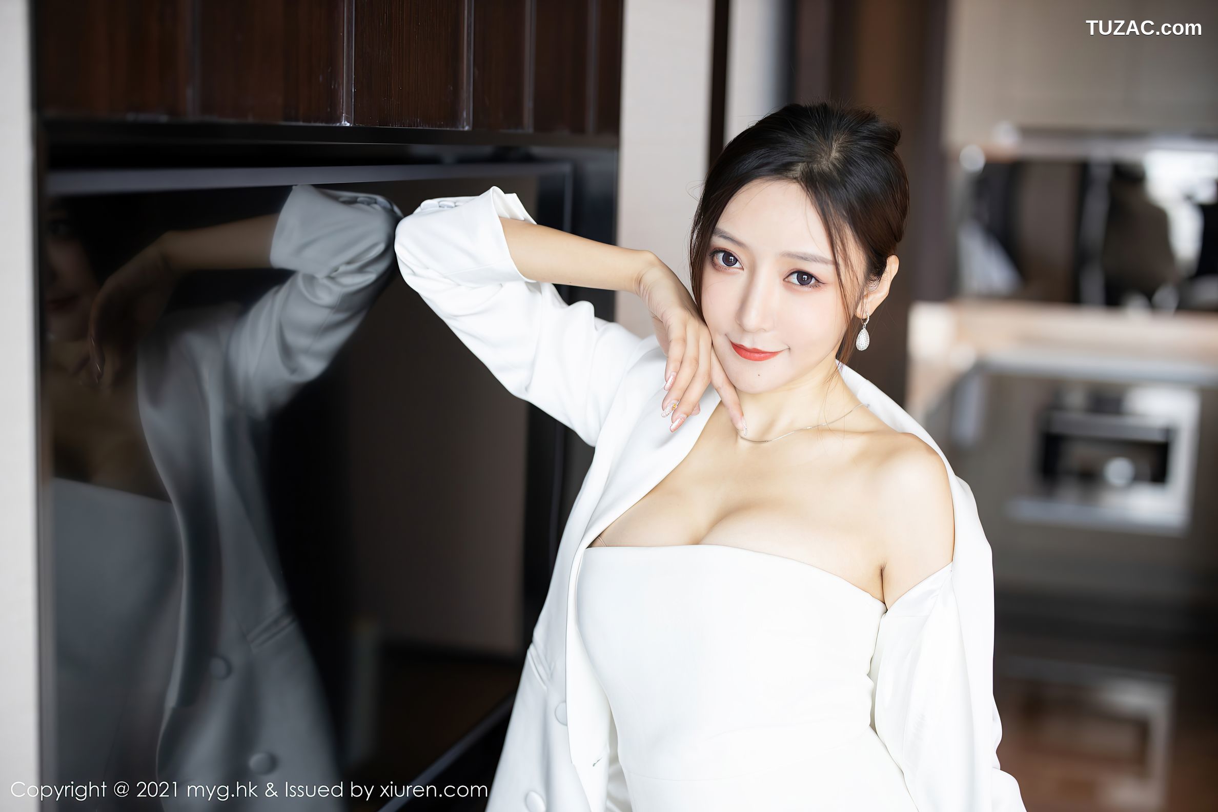 MyGirl美媛馆-541-王馨瑶Yanni-江浙沪旅拍白外套抹胸短裙-2021.06.17