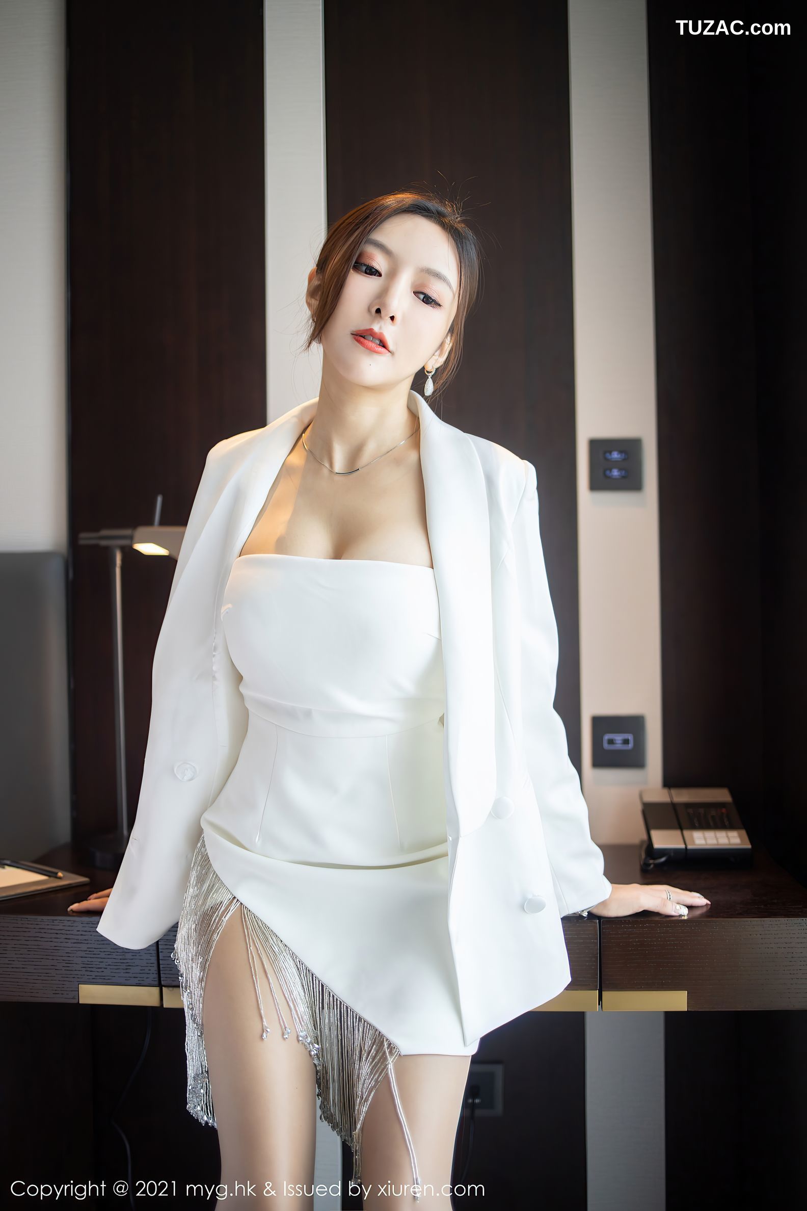 MyGirl美媛馆-541-王馨瑶Yanni-江浙沪旅拍白外套抹胸短裙-2021.06.17