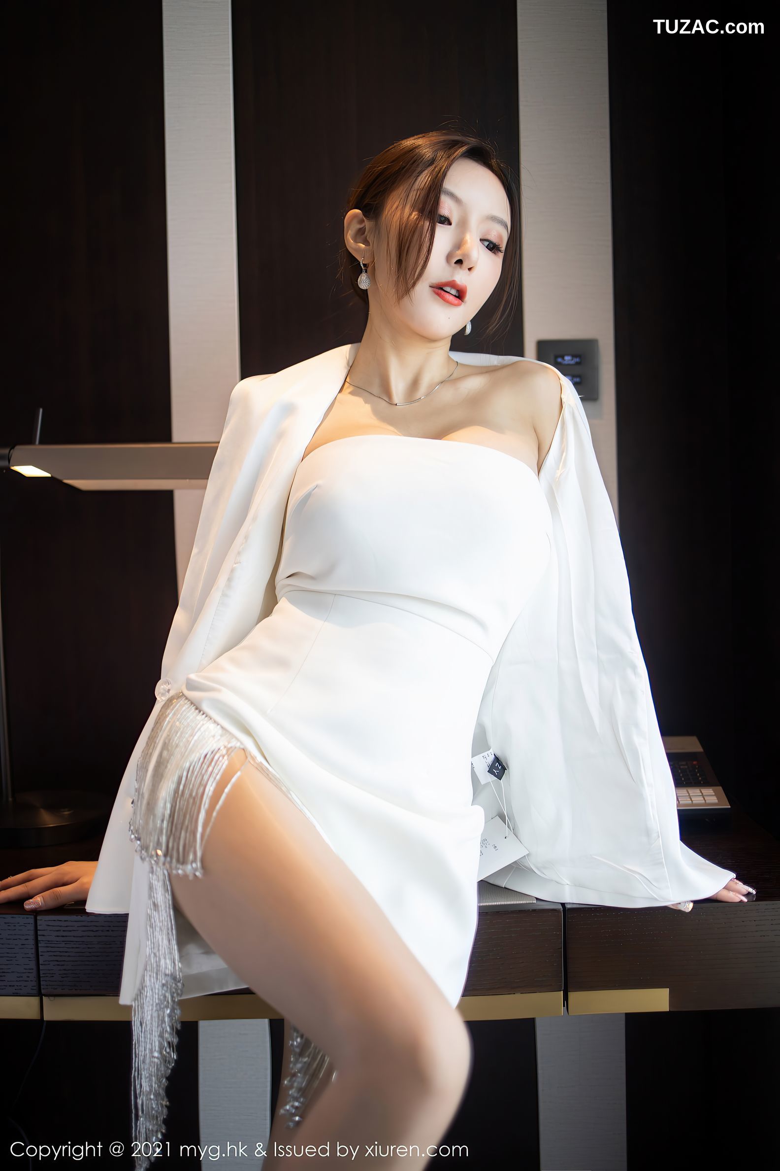 MyGirl美媛馆-541-王馨瑶Yanni-江浙沪旅拍白外套抹胸短裙-2021.06.17