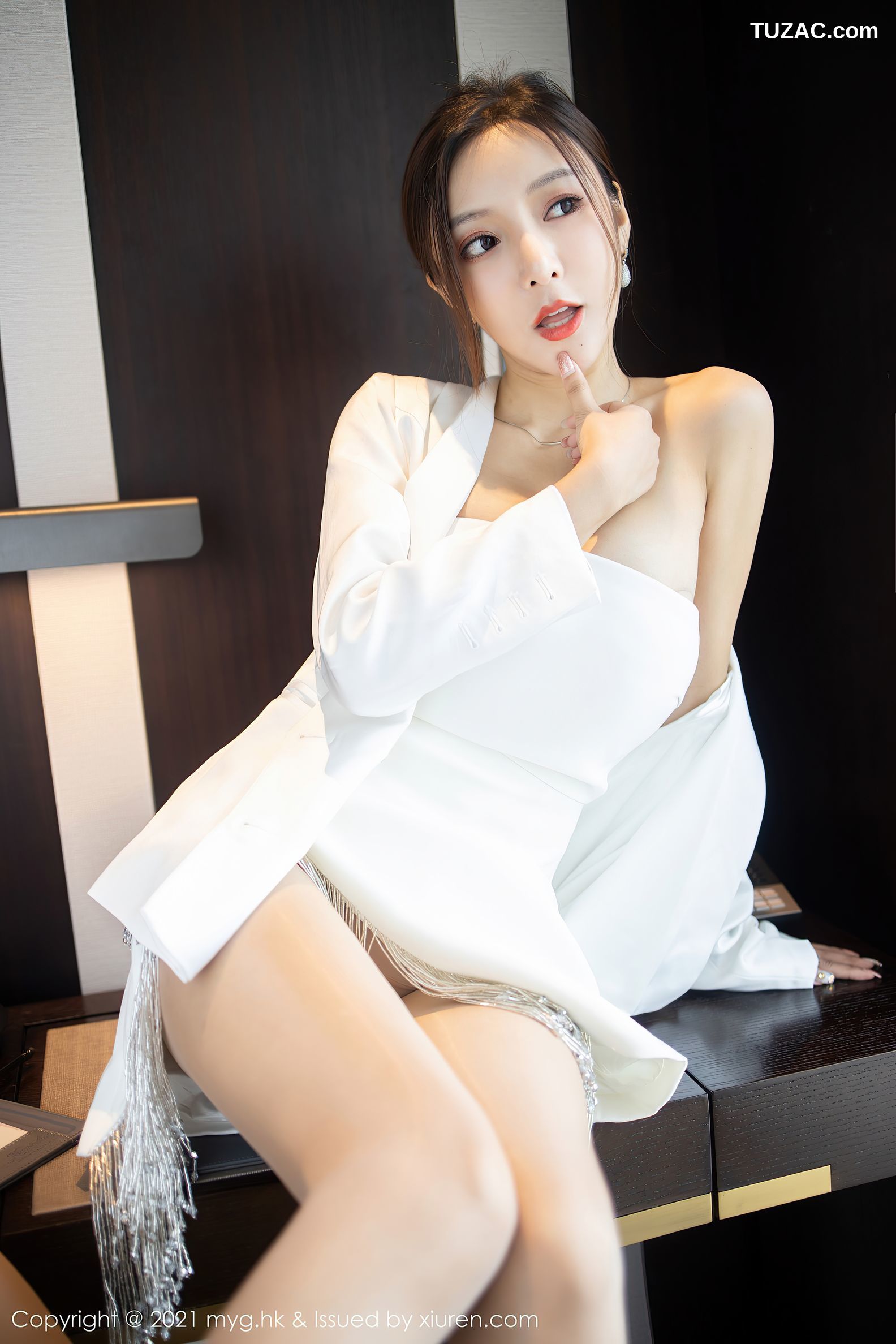 MyGirl美媛馆-541-王馨瑶Yanni-江浙沪旅拍白外套抹胸短裙-2021.06.17