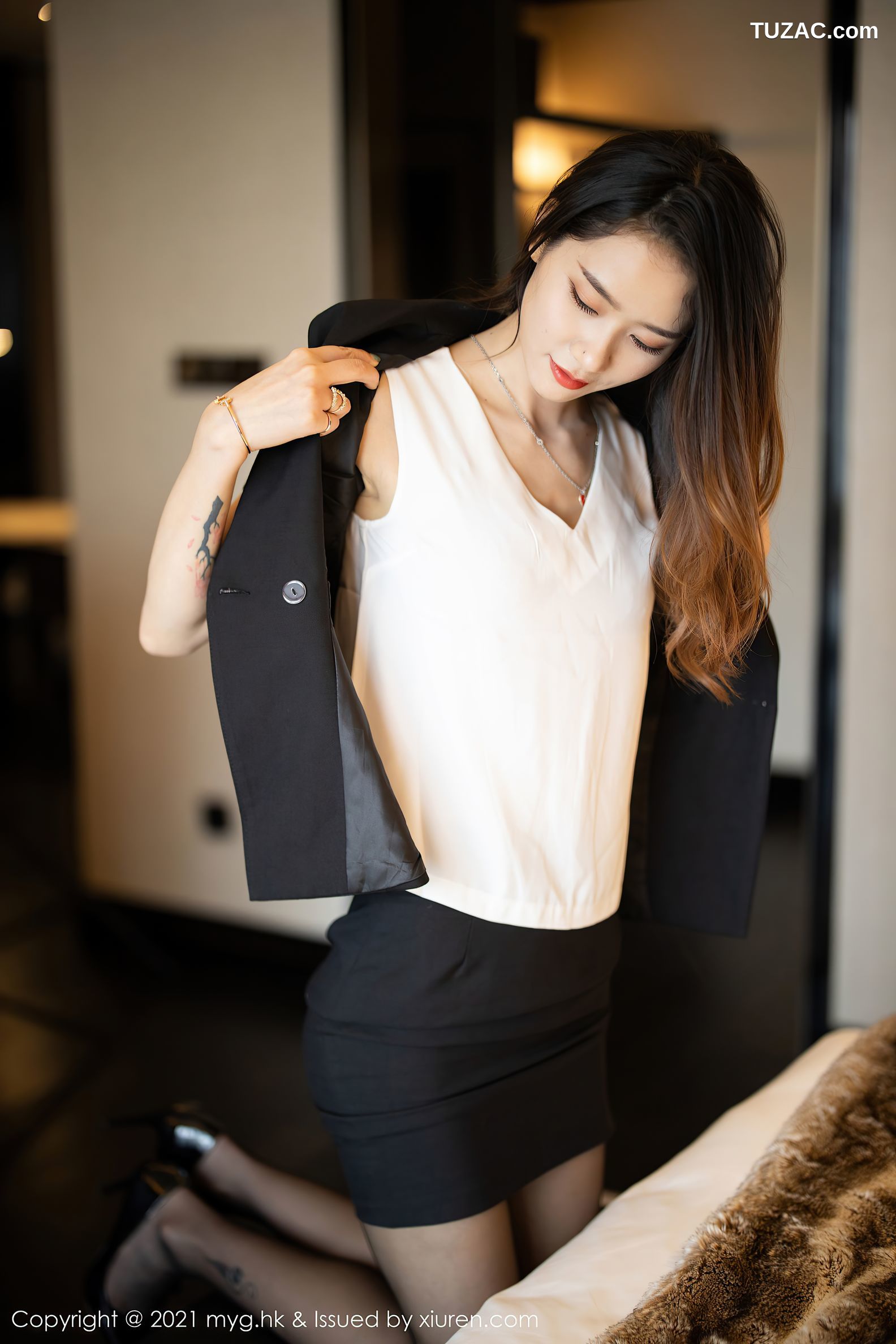 MyGirl美媛馆-542-方子萱-江浙沪旅拍灰色职业装绿色内衣-2021.06.18