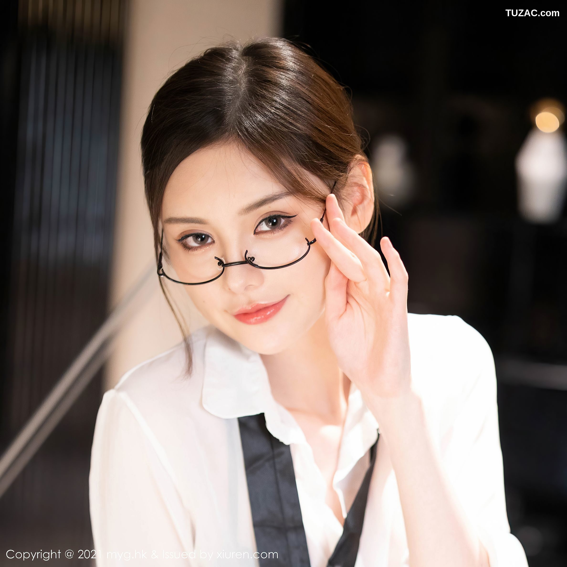 MyGirl美媛馆-547-小夕Juju-江浙沪旅拍眼镜OL白衬衫黑短裙黑丝-2021.06.25