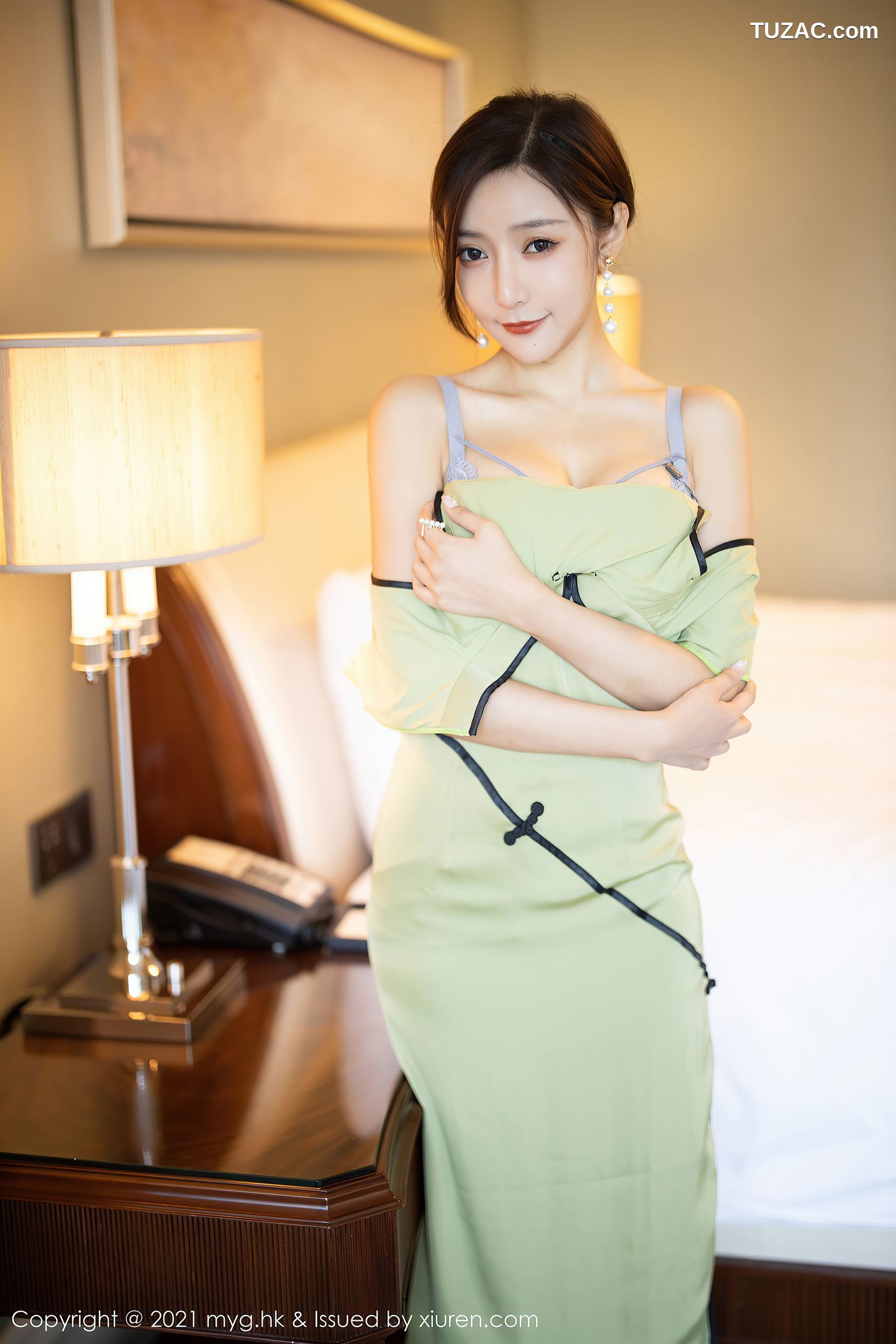 MyGirl美媛馆-551-王馨瑶Yanni-江浙沪旅拍淡绿旗袍浅灰内衣-2021.07.08