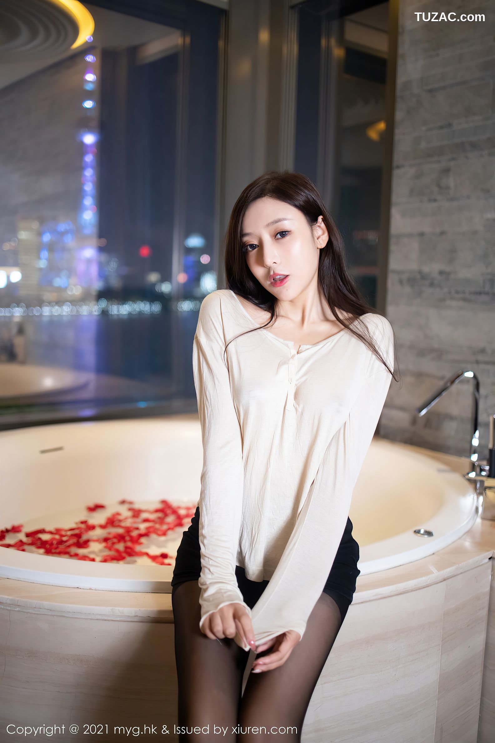 MyGirl美媛馆-555-王馨瑶Yanni-江浙沪旅拍白T黑短裙黑丝浴室湿身-2021.07.14