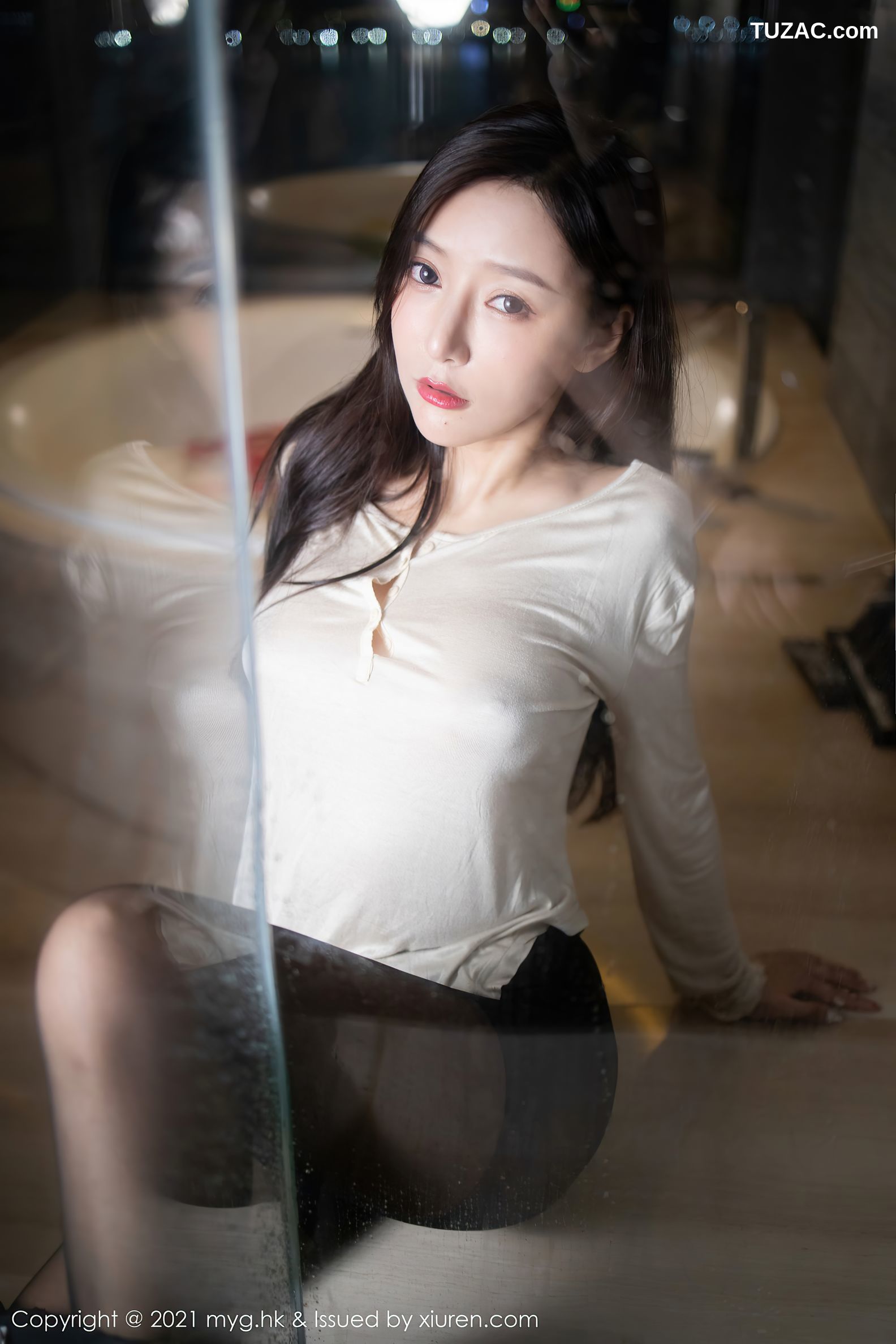 MyGirl美媛馆-555-王馨瑶Yanni-江浙沪旅拍白T黑短裙黑丝浴室湿身-2021.07.14