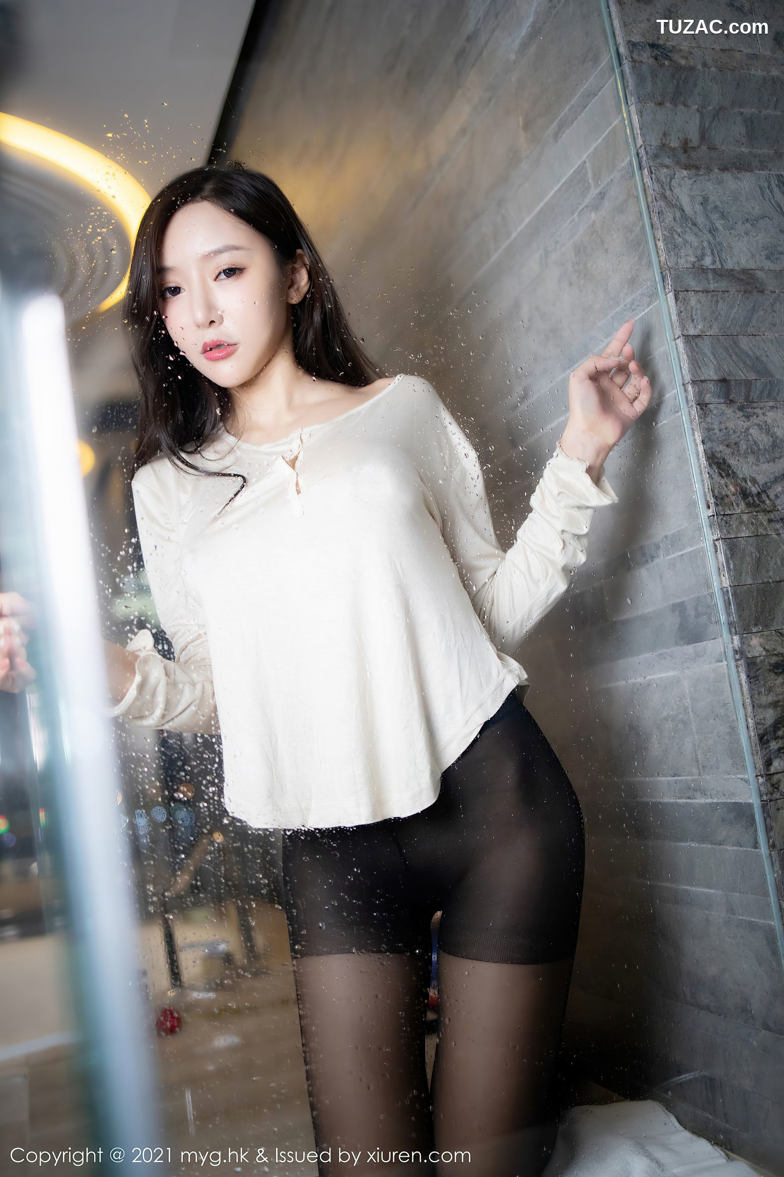 MyGirl美媛馆-555-王馨瑶Yanni-江浙沪旅拍白T黑短裙黑丝浴室湿身-2021.07.14