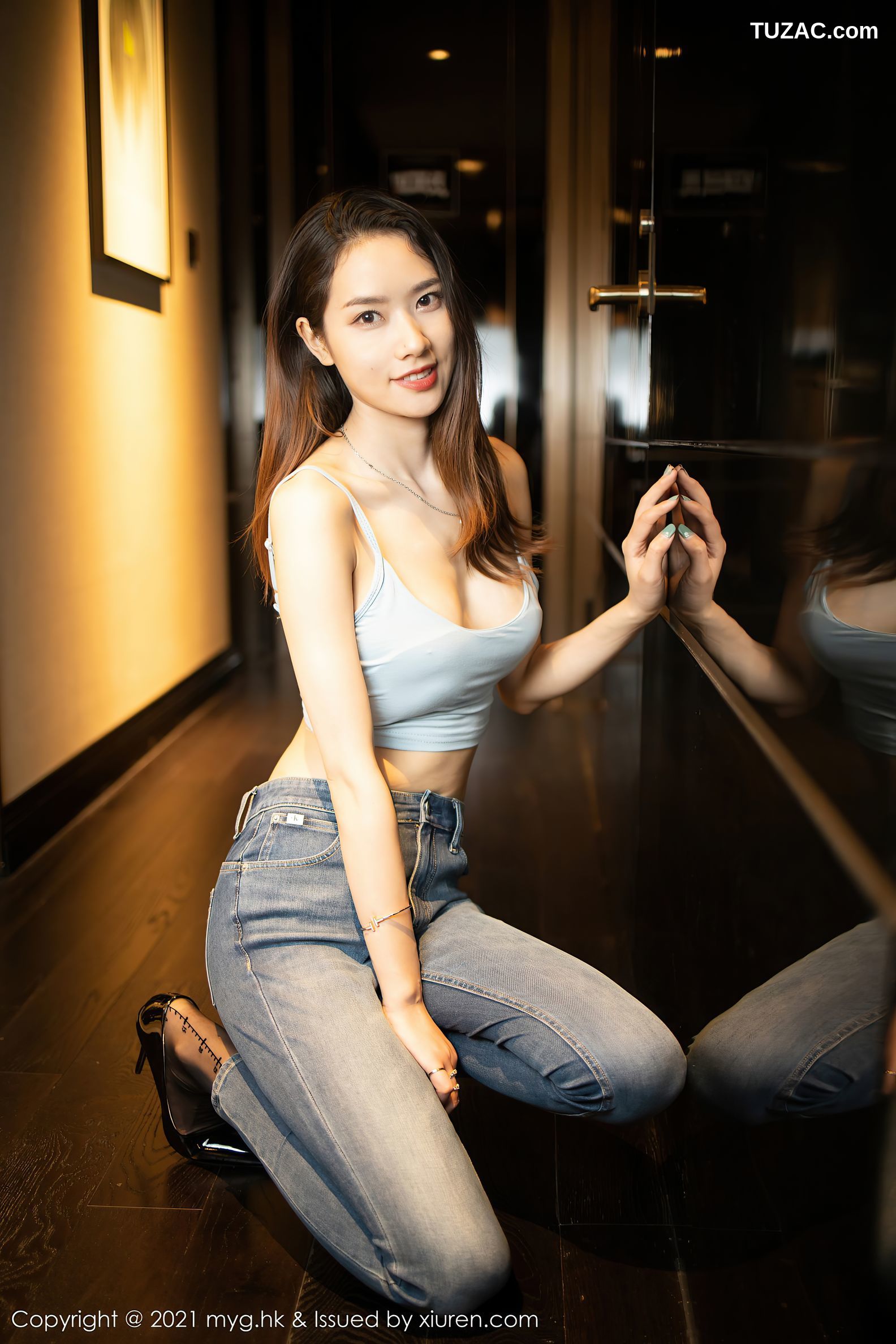 MyGirl美媛馆-567-方子萱-江浙沪旅拍淡灰吊带背心牛仔裤黑丝-2021.08.04