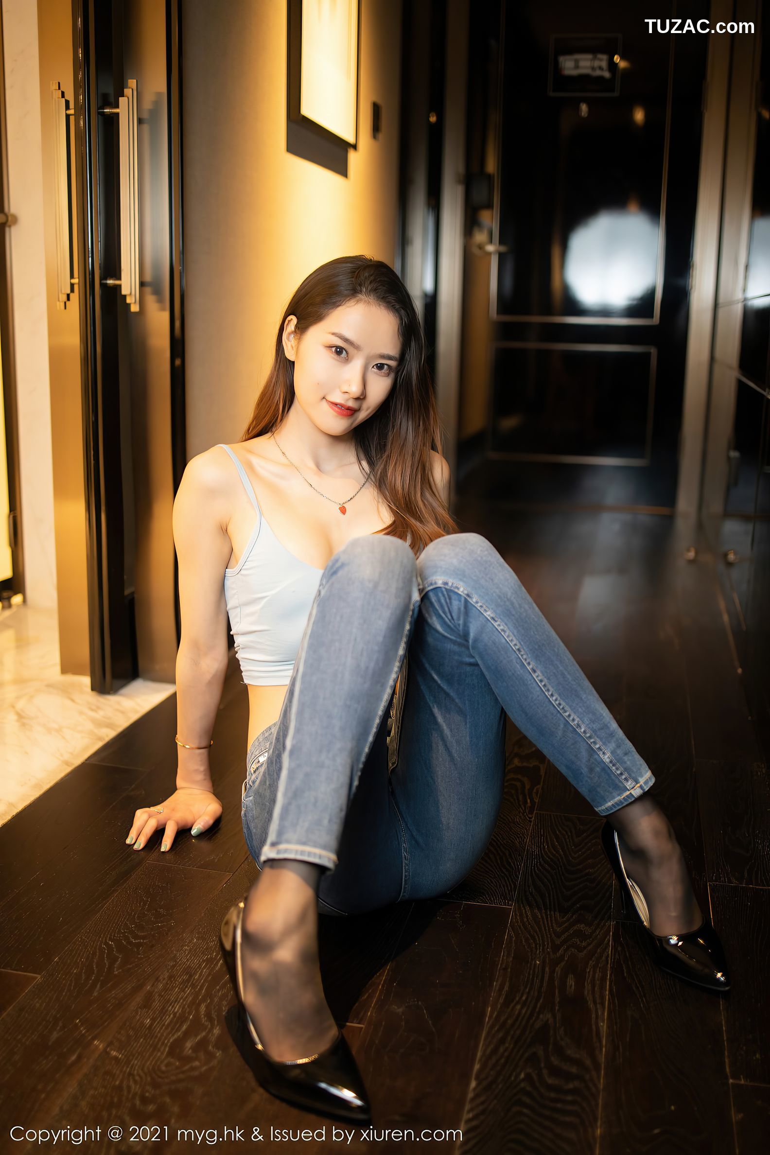 MyGirl美媛馆-567-方子萱-江浙沪旅拍淡灰吊带背心牛仔裤黑丝-2021.08.04