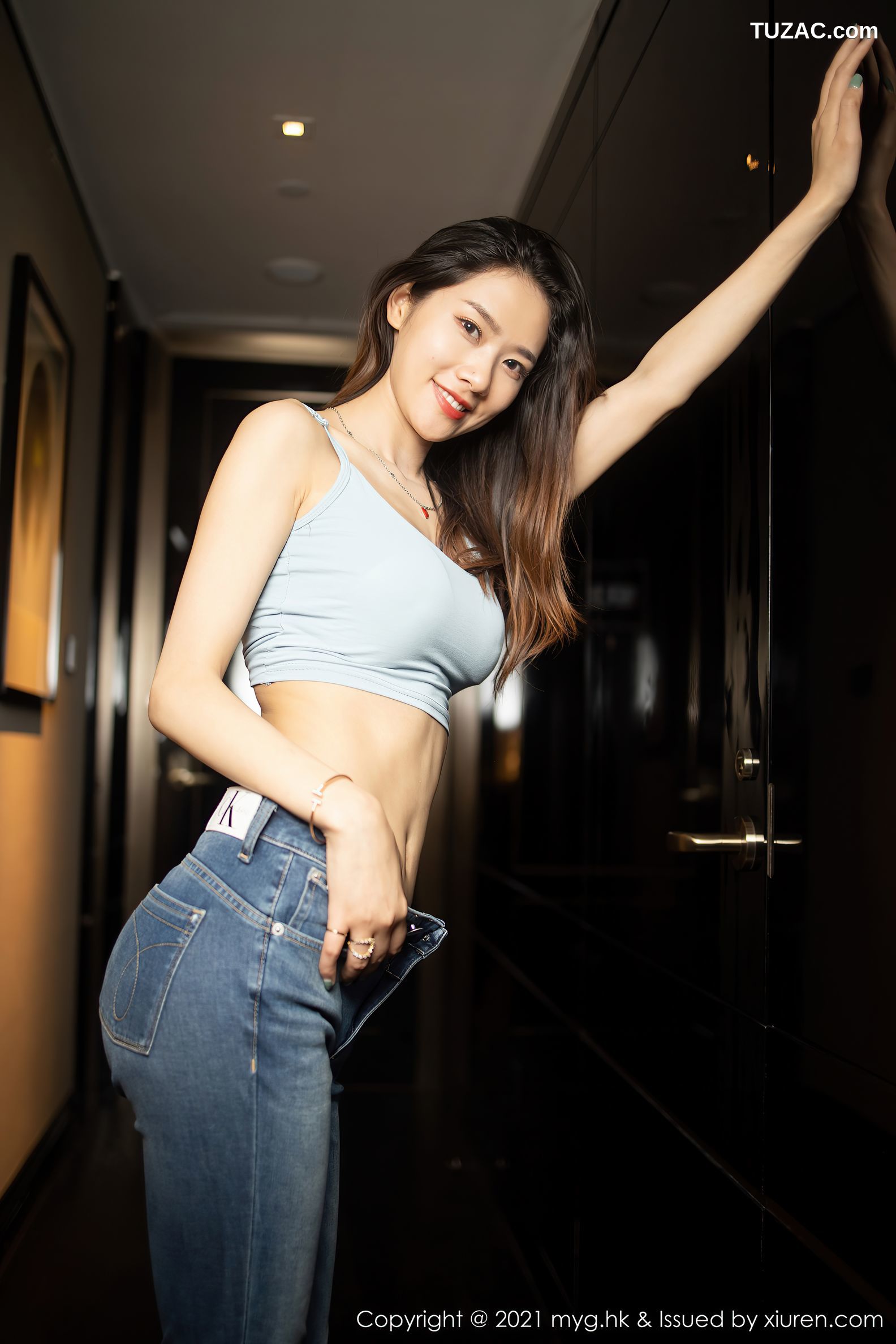 MyGirl美媛馆-567-方子萱-江浙沪旅拍淡灰吊带背心牛仔裤黑丝-2021.08.04