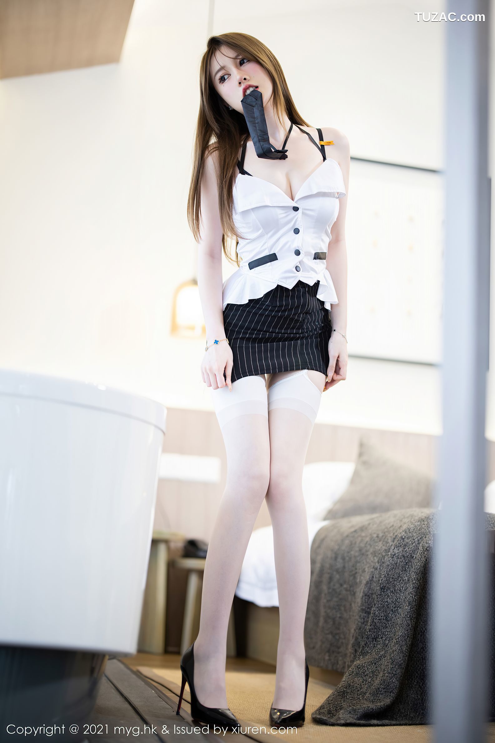 MyGirl美媛馆-571-美桃酱-杭州旅拍白色吊带衫黑条纹短裙吊带袜-2021.08.11