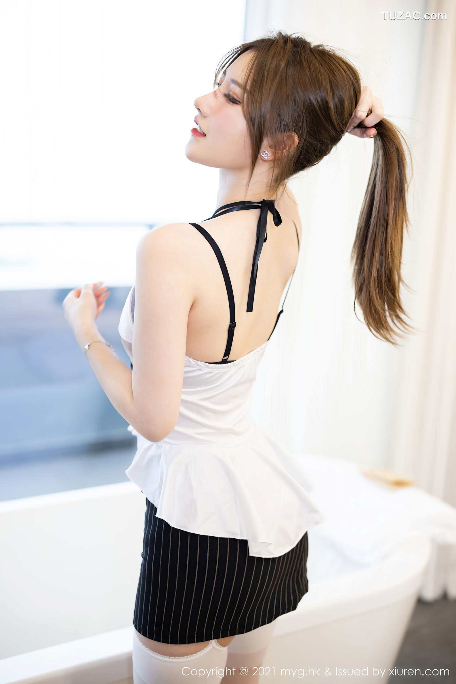 MyGirl美媛馆-571-美桃酱-杭州旅拍白色吊带衫黑条纹短裙吊带袜-2021.08.11