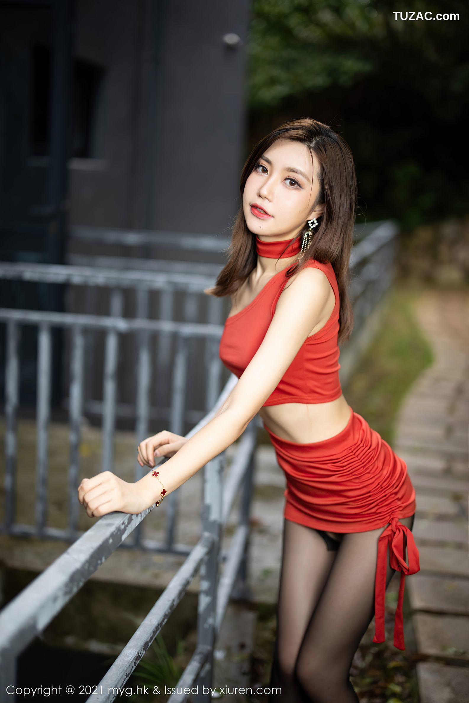 MyGirl美媛馆-585-绮里嘉Ula-杭州旅拍户外鲜艳红裙黑丝-2021.08.31