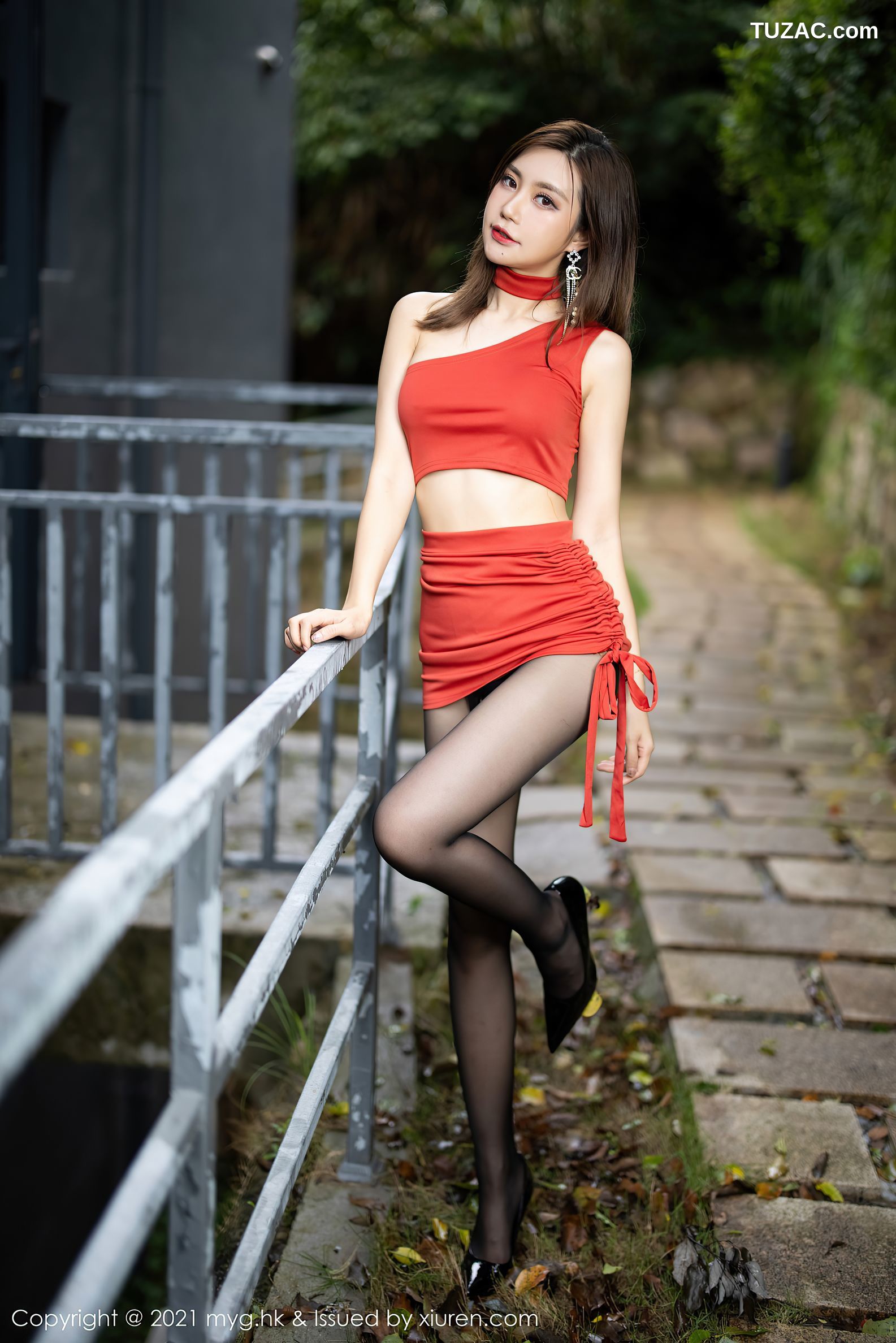 MyGirl美媛馆-585-绮里嘉Ula-杭州旅拍户外鲜艳红裙黑丝-2021.08.31