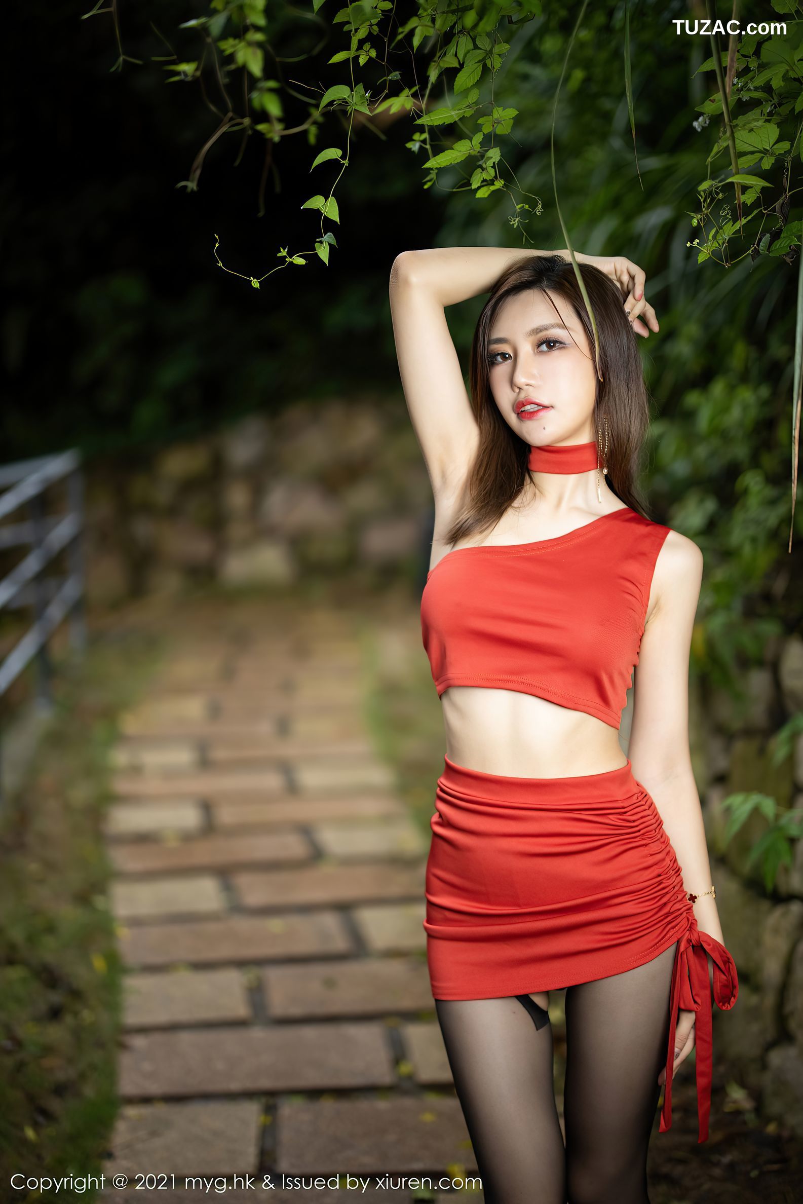 MyGirl美媛馆-585-绮里嘉Ula-杭州旅拍户外鲜艳红裙黑丝-2021.08.31